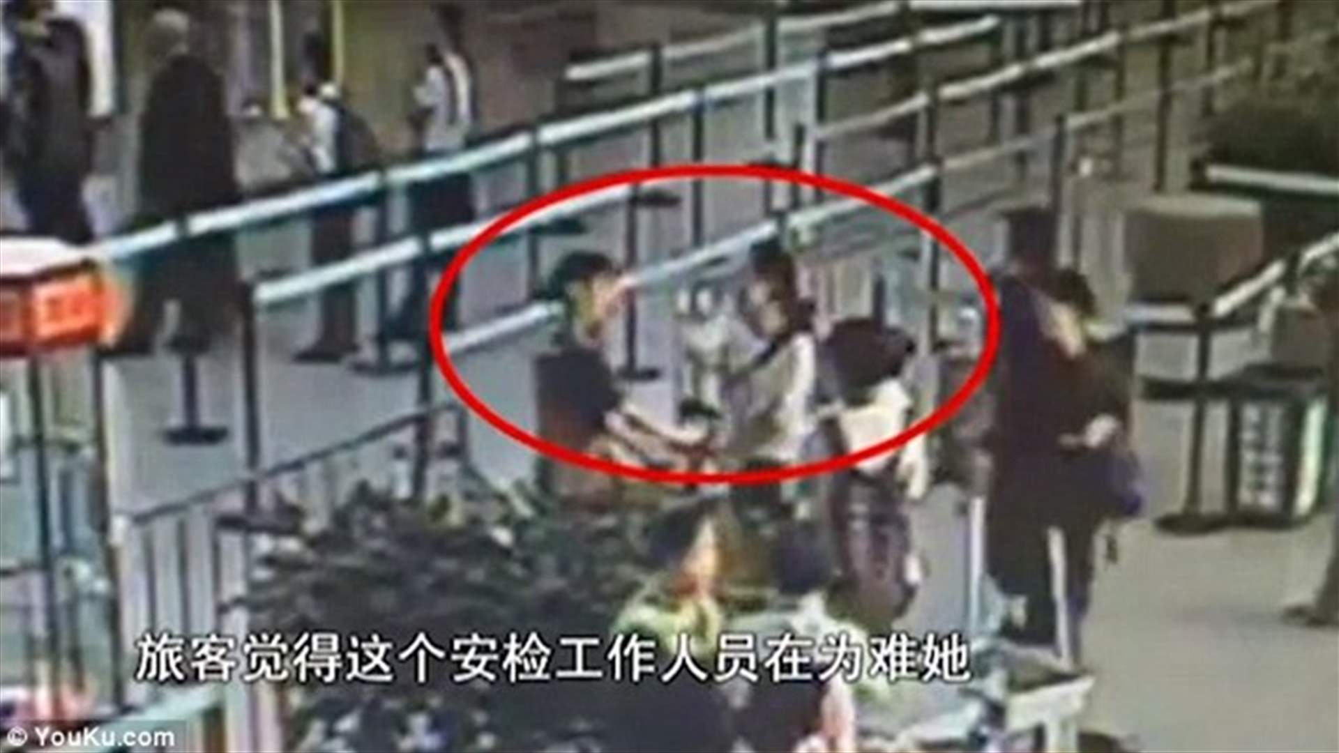 بالفيديو: ضربت عاملة المطار لأنّها كانت تقوم بواجبها!
