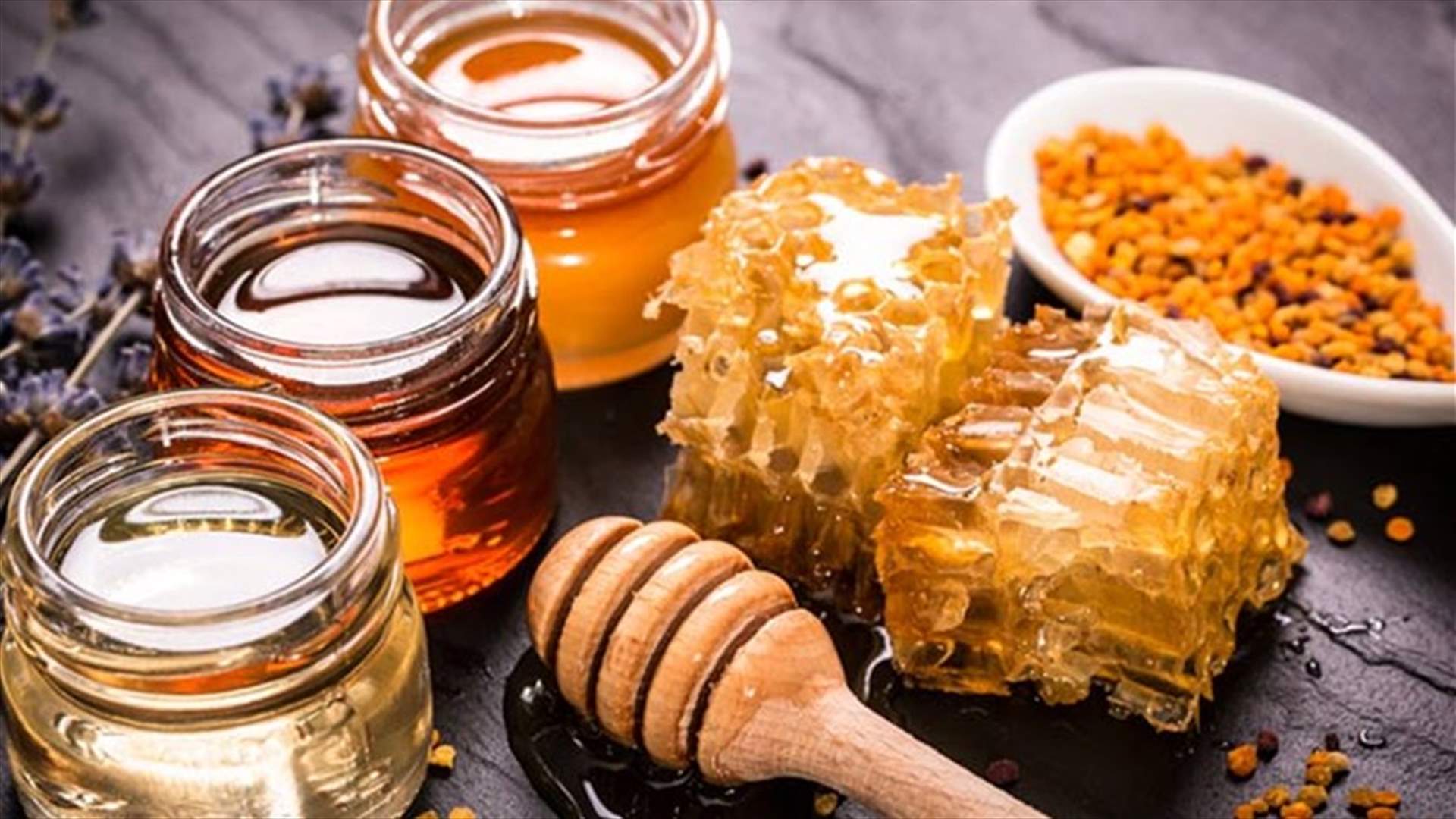 4 طرق لاستخدام العسل على العينين