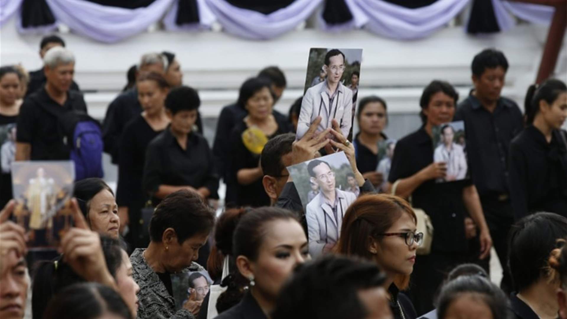 الاف التايلانديين يتهافتون للانحناء امام نعش الملك