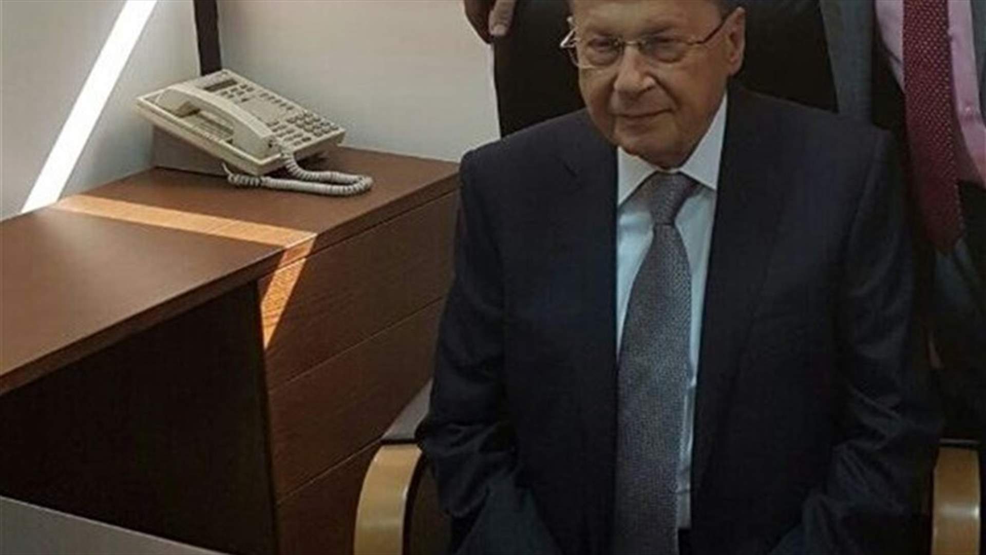 بالصورة- العماد عون أصبح في مكاتب مجلس النواب بانتظار بدء جلسة الانتخاب 