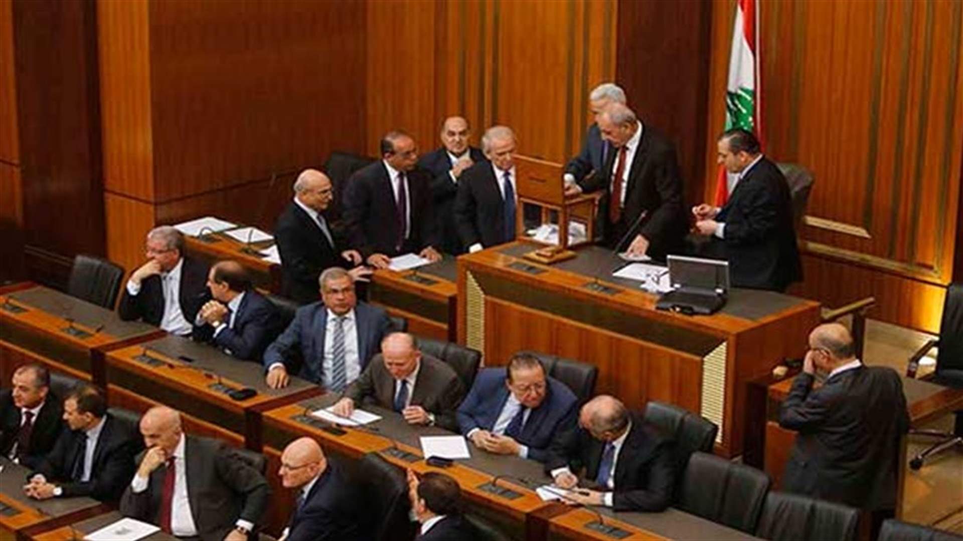 ما سبب زيادة الاوراق البيض في الدورة الاولى من جلسة الانتخاب؟