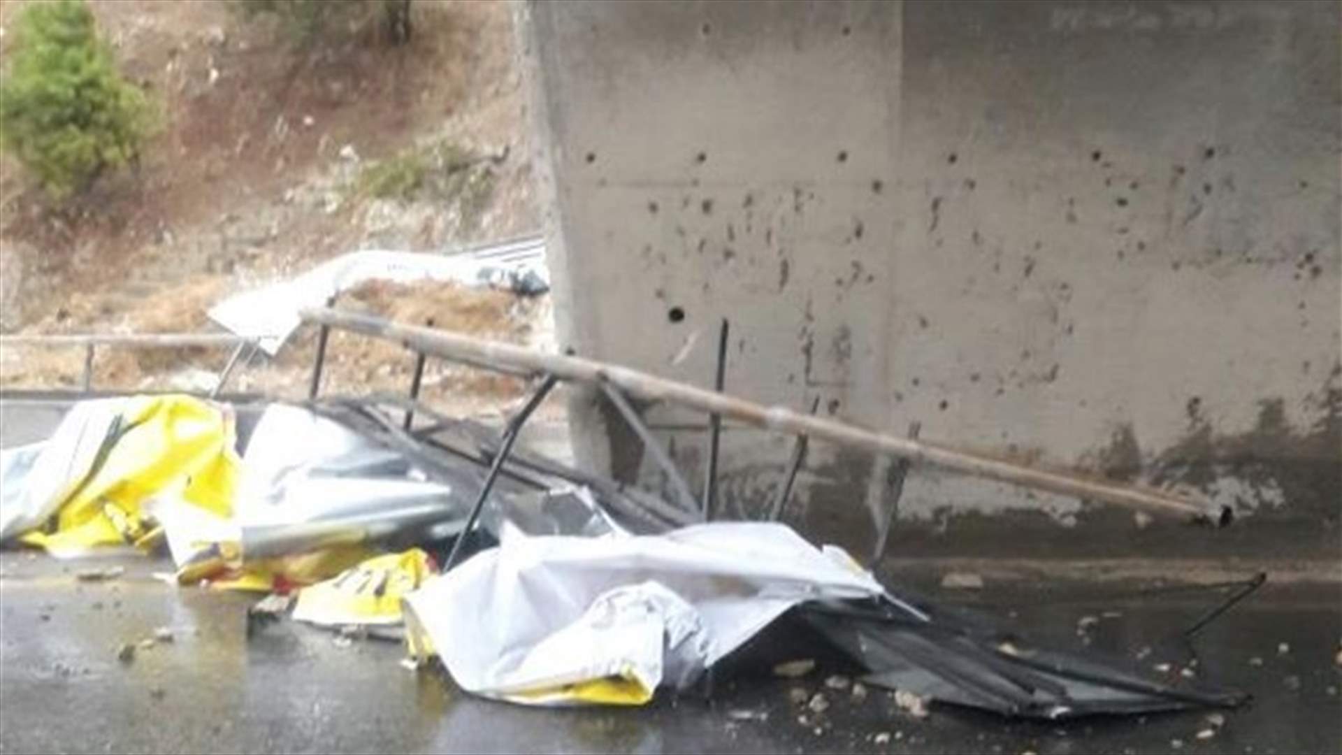سقوط لوحة إعلانية على أوتوستراد شكا