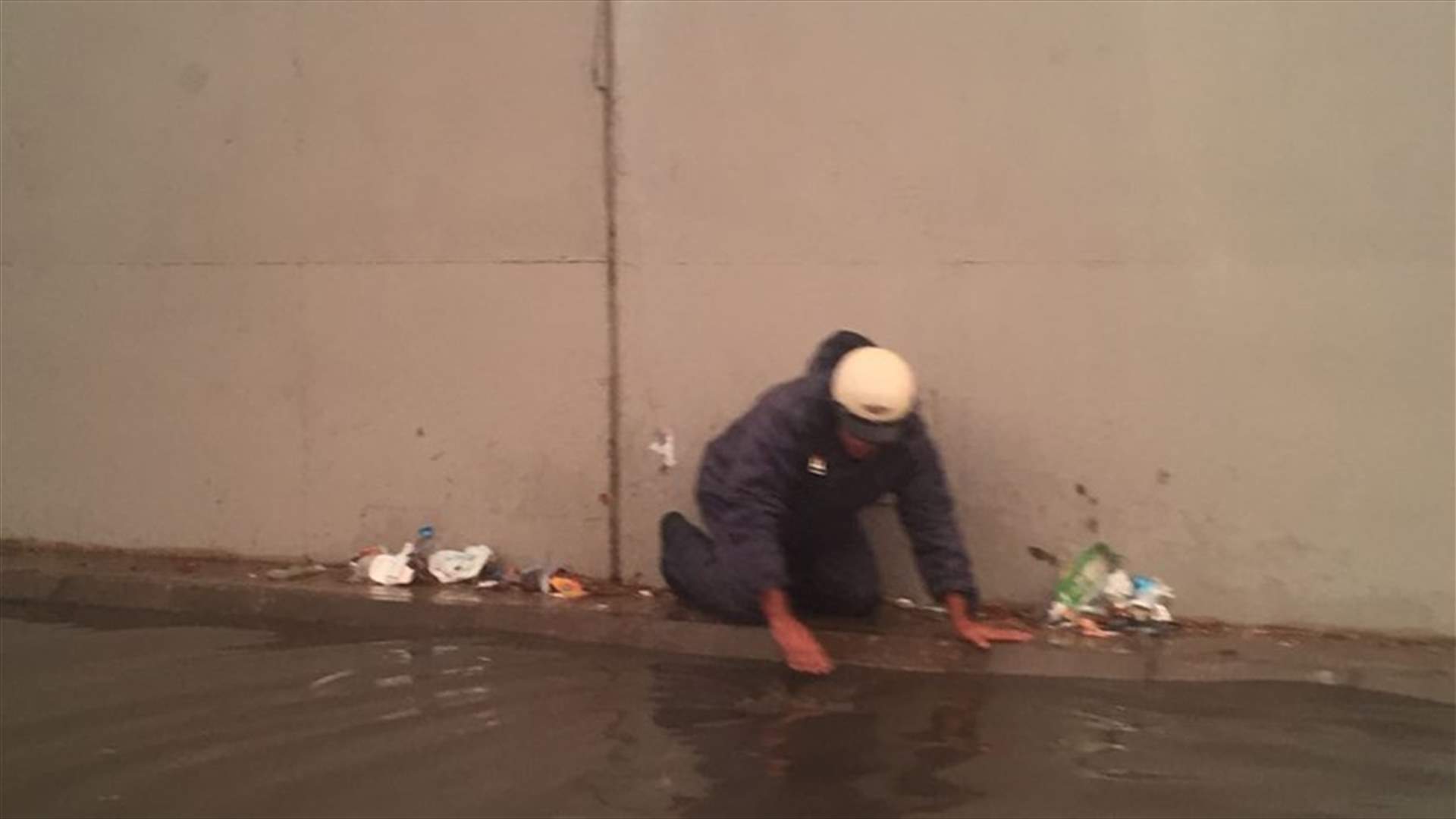بالصور... عناصر قوى الامن تقوم بعملها وعمل غيرها