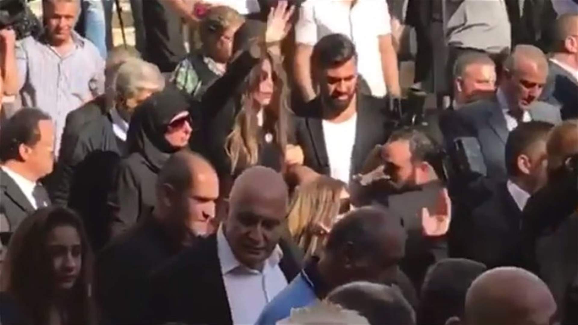 بالفيديو: مي حريري أزالت صورتها.. وانهارت في مؤخرة الموكب
