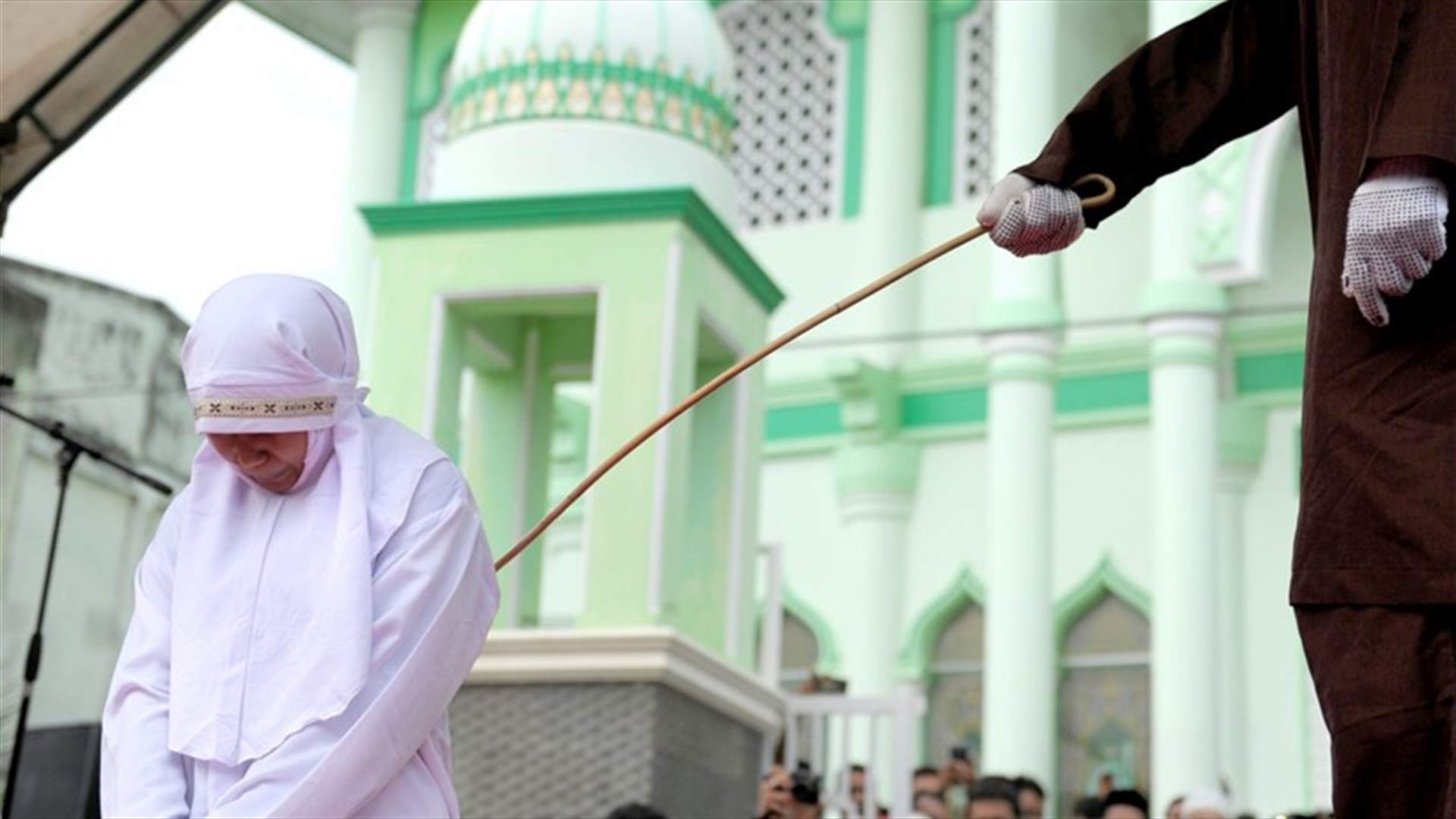 شابّة ضُربت علناً للجلوس بالقرب من حبيبها