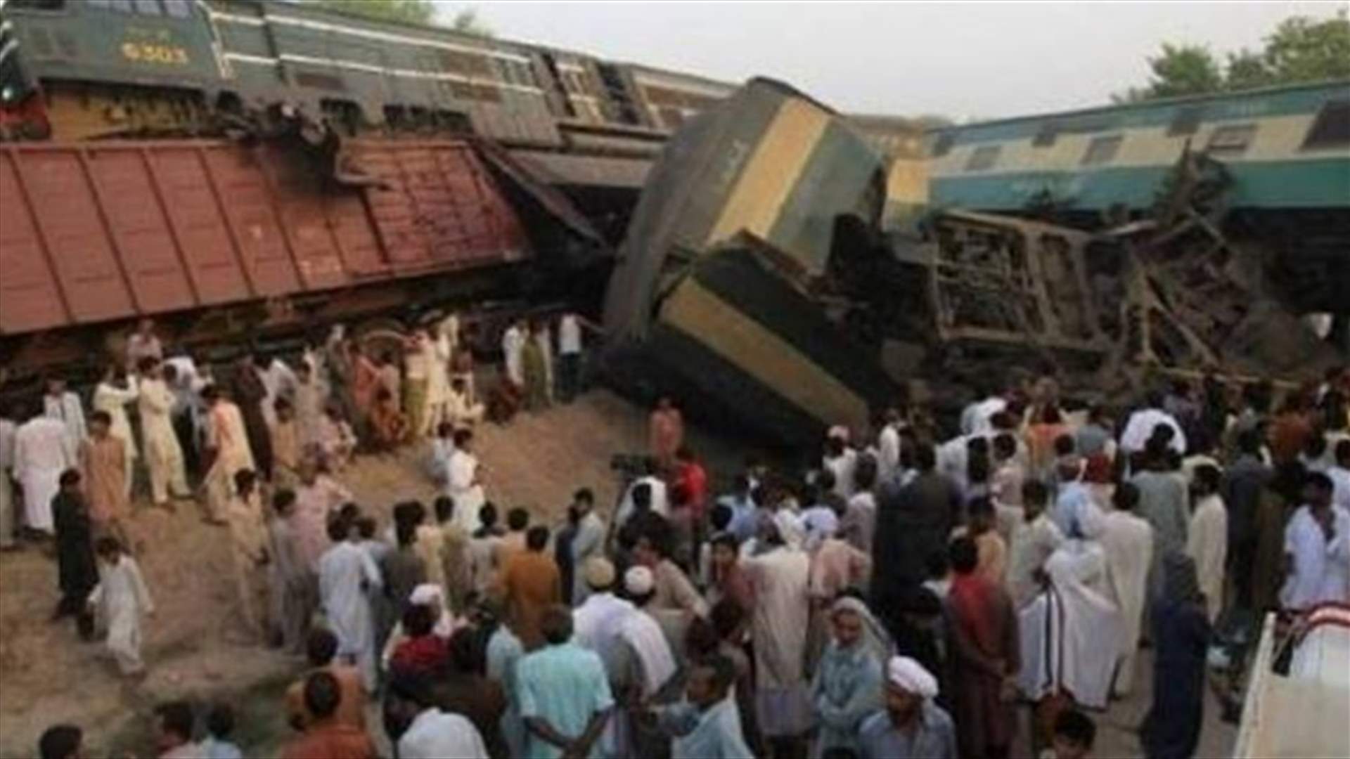 قتلى في تصادم بين قطارين في باكستان