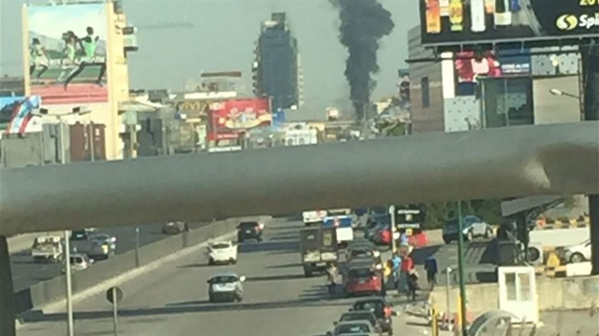 بالصور: حريق نفايات قرب ثكنة الفهود في ضبية 