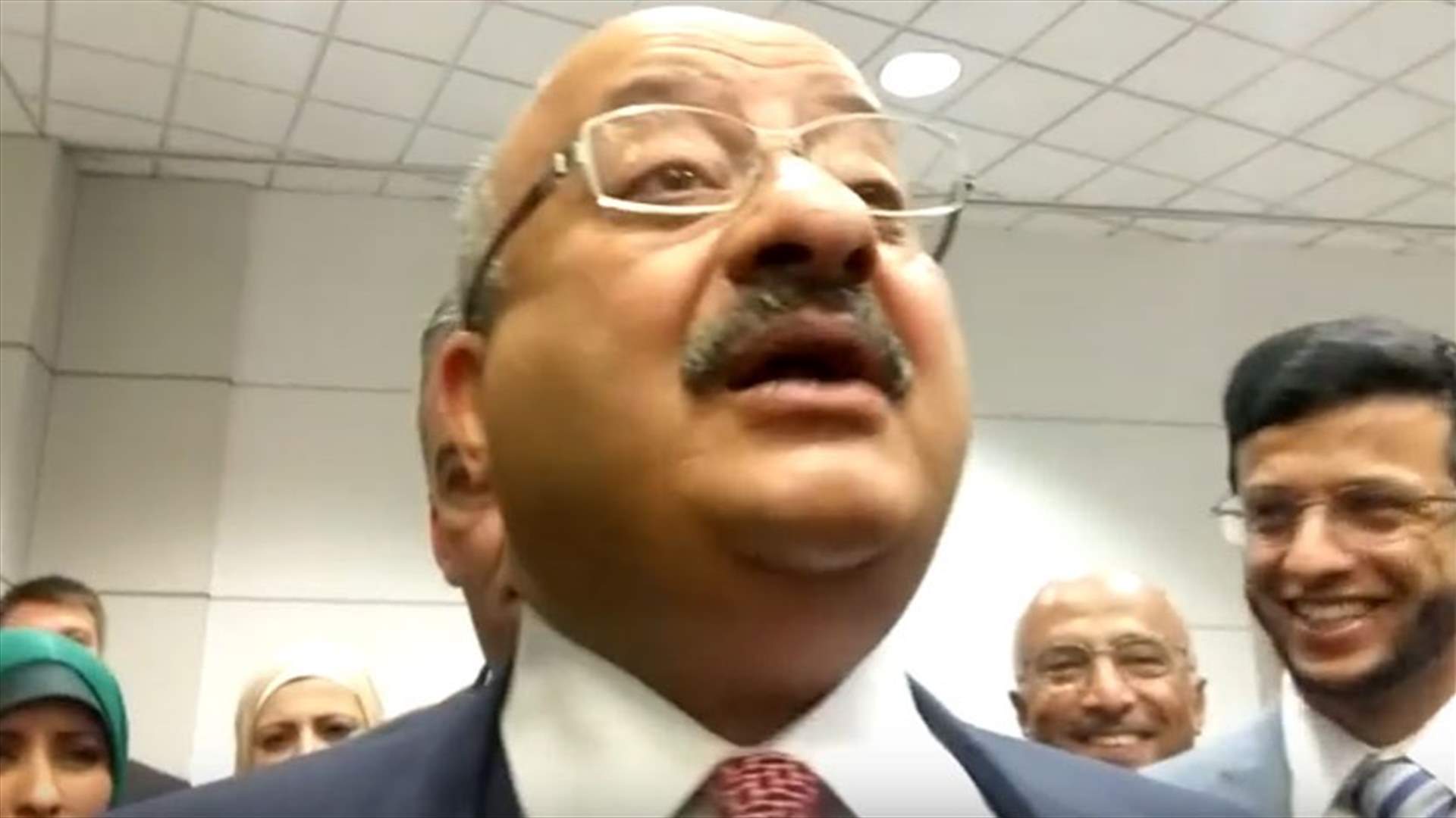بالفيديو- سفير سعودي يشبه الحرب على اليمن بضرب الزوجة 