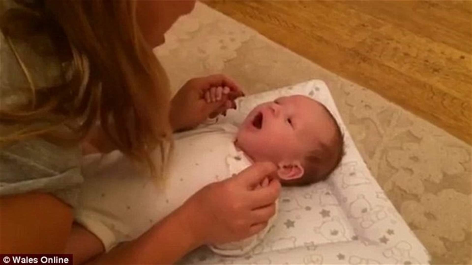 بالفيديو: طفل في الأسبوع الثامن من العمر يُفاجئ أهله... هذا ما قاله!
