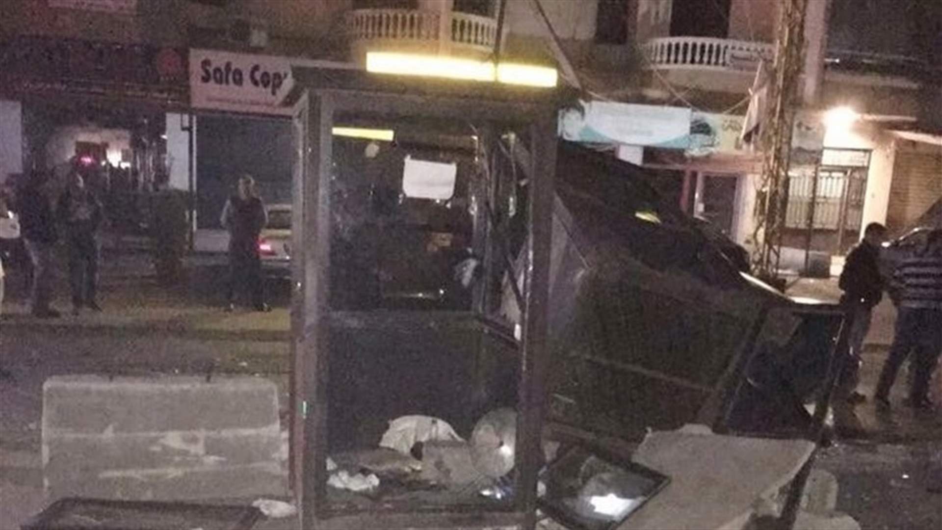 بالصورة- سيارة تجتاح حاجز قوى الامن... وتصيب العناصر 