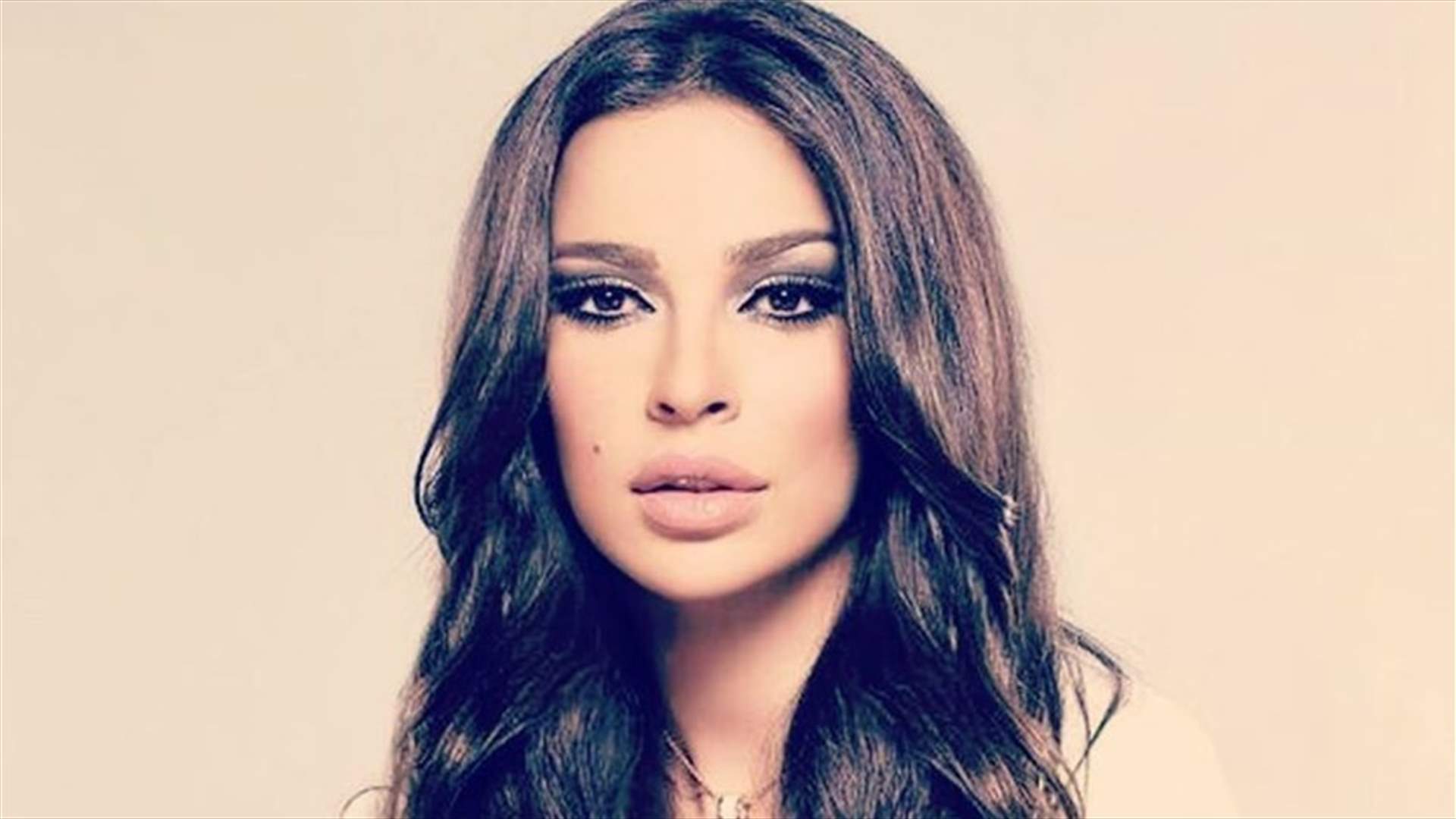 بالصورة: رغم إبتعاده عن الأضواء.. هادي الأسمر يغمر زوجته نادين نجيم بحنيّة 