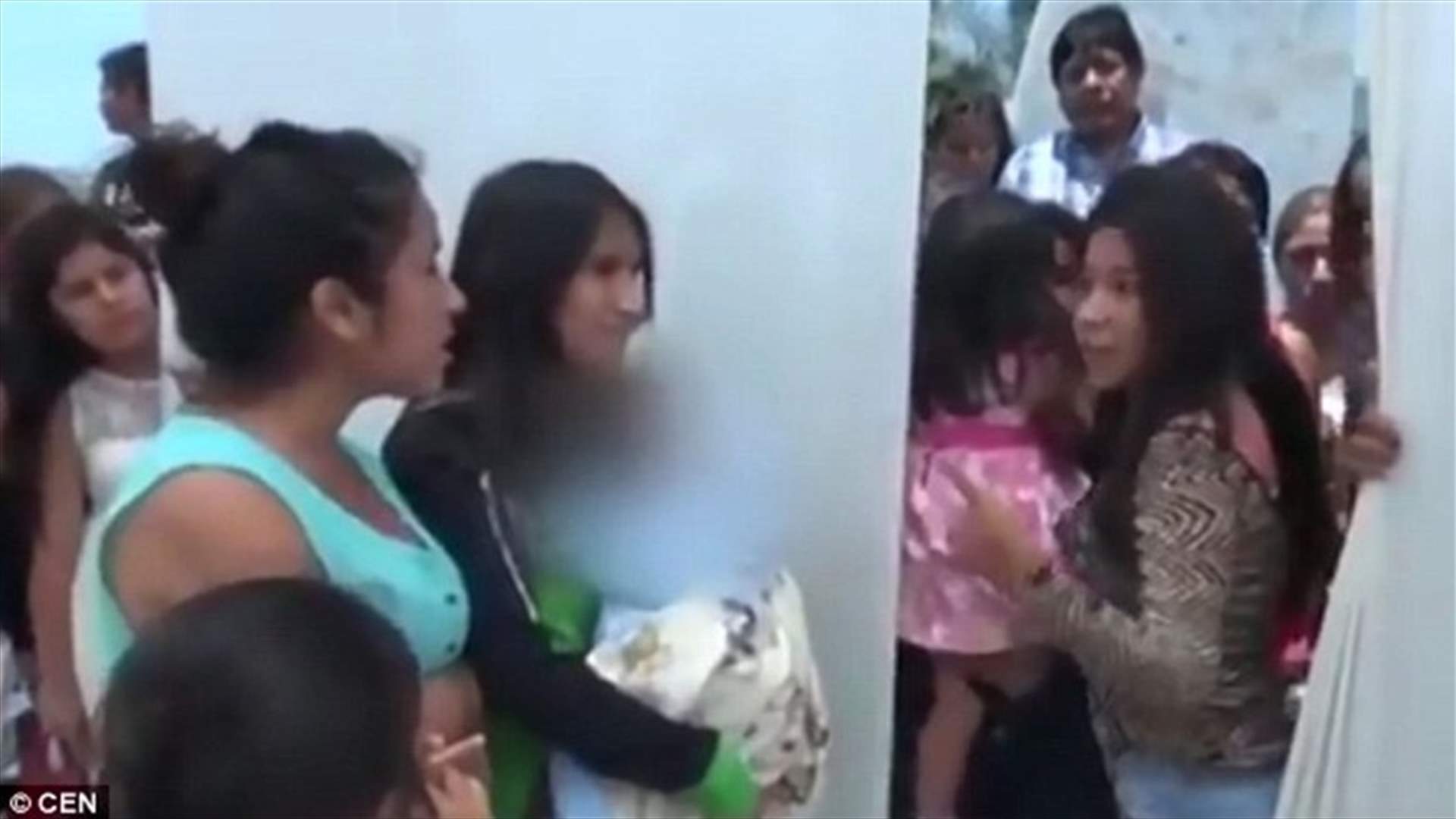 بالصور: اقتحمت حفل زفافه وبين يديها طفله... ماذا فعل العريس؟ 