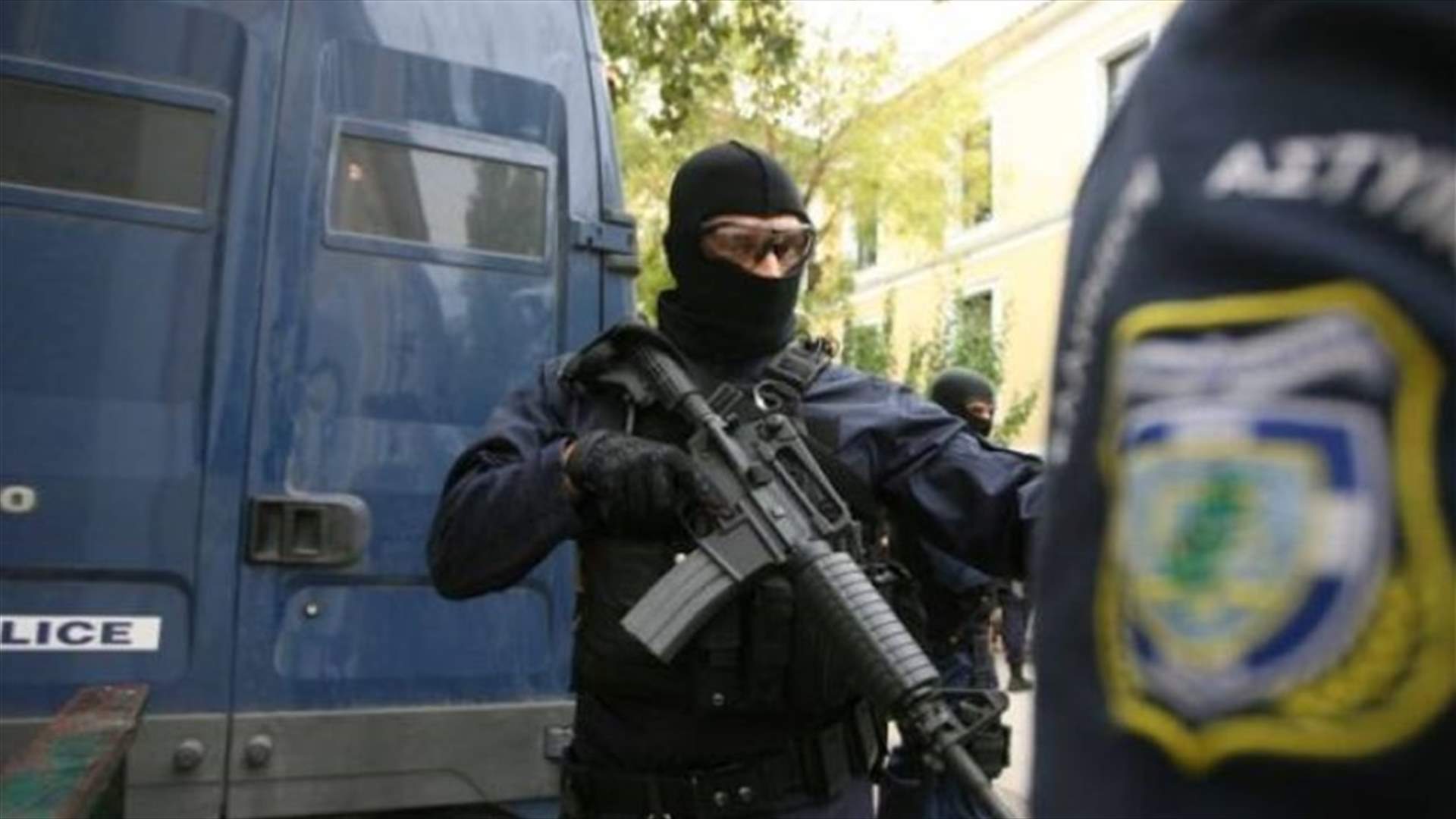 القاء قنبلة على السفارة الفرنسية في اليونان 