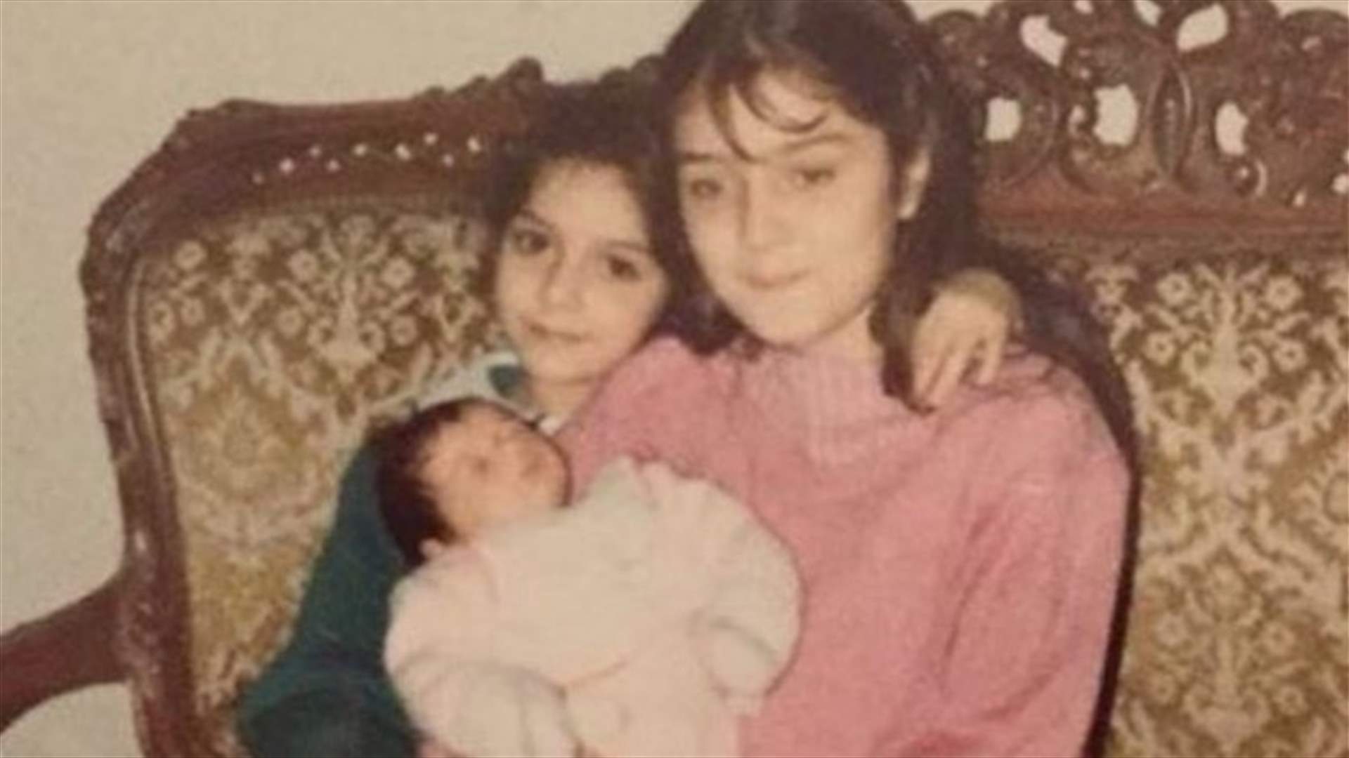 نجمة لبنانية: "صورة جمعتنا انا واختي وخيي".. خمّنوا من هي؟