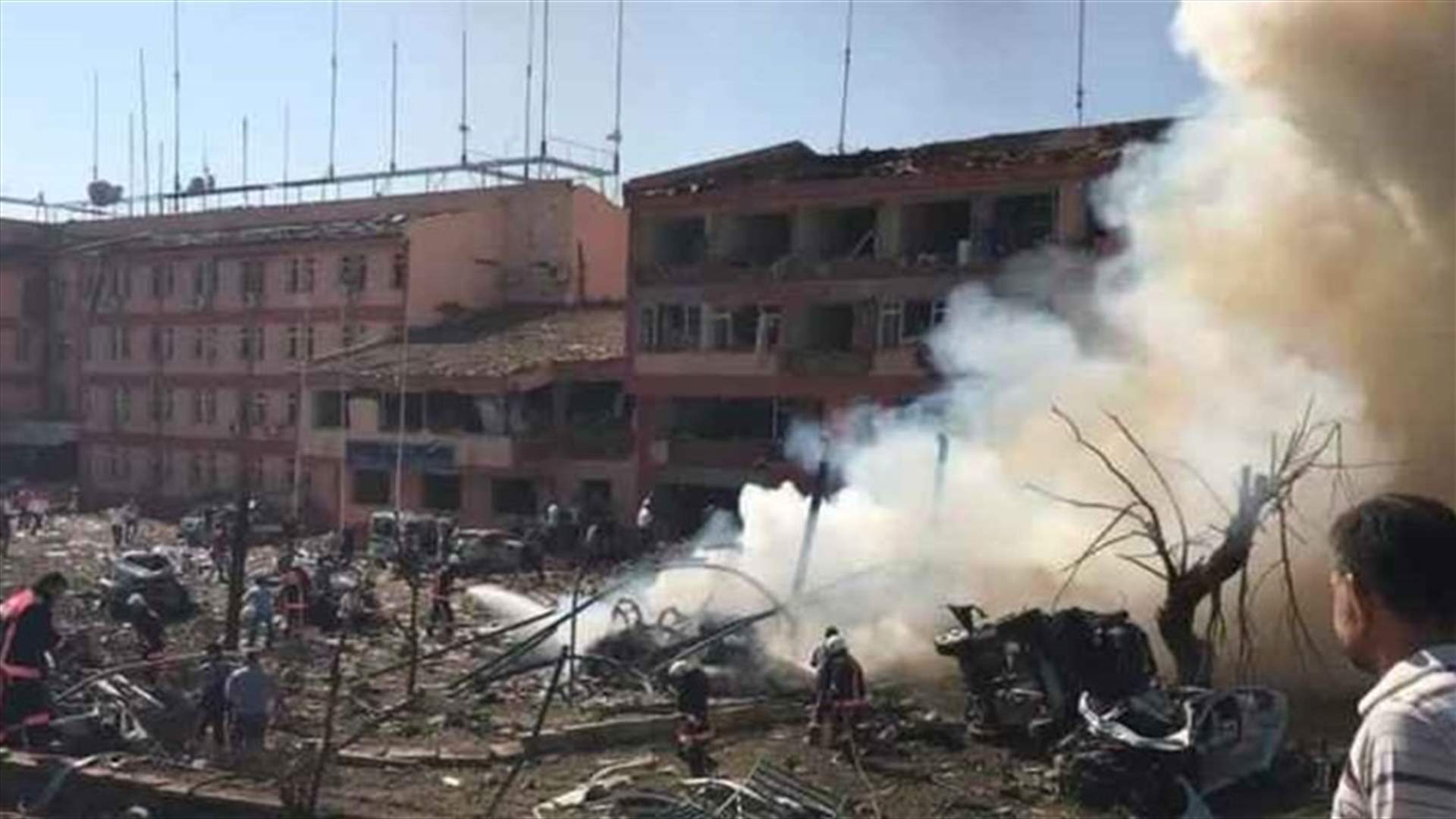 Blast rocks governor&#39;s residence in southeast Turkey, some hurt - sources