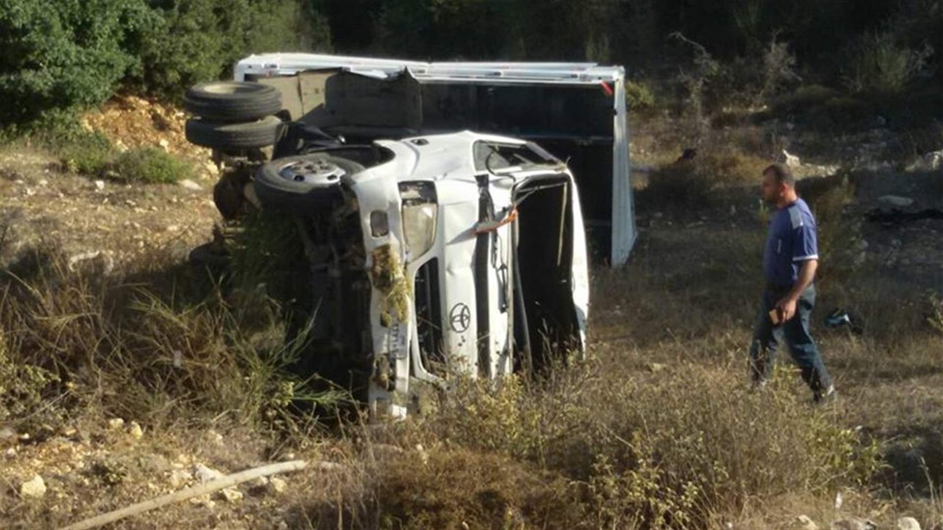 جريحان بانقلاب شاحنة في إيزال الضنية