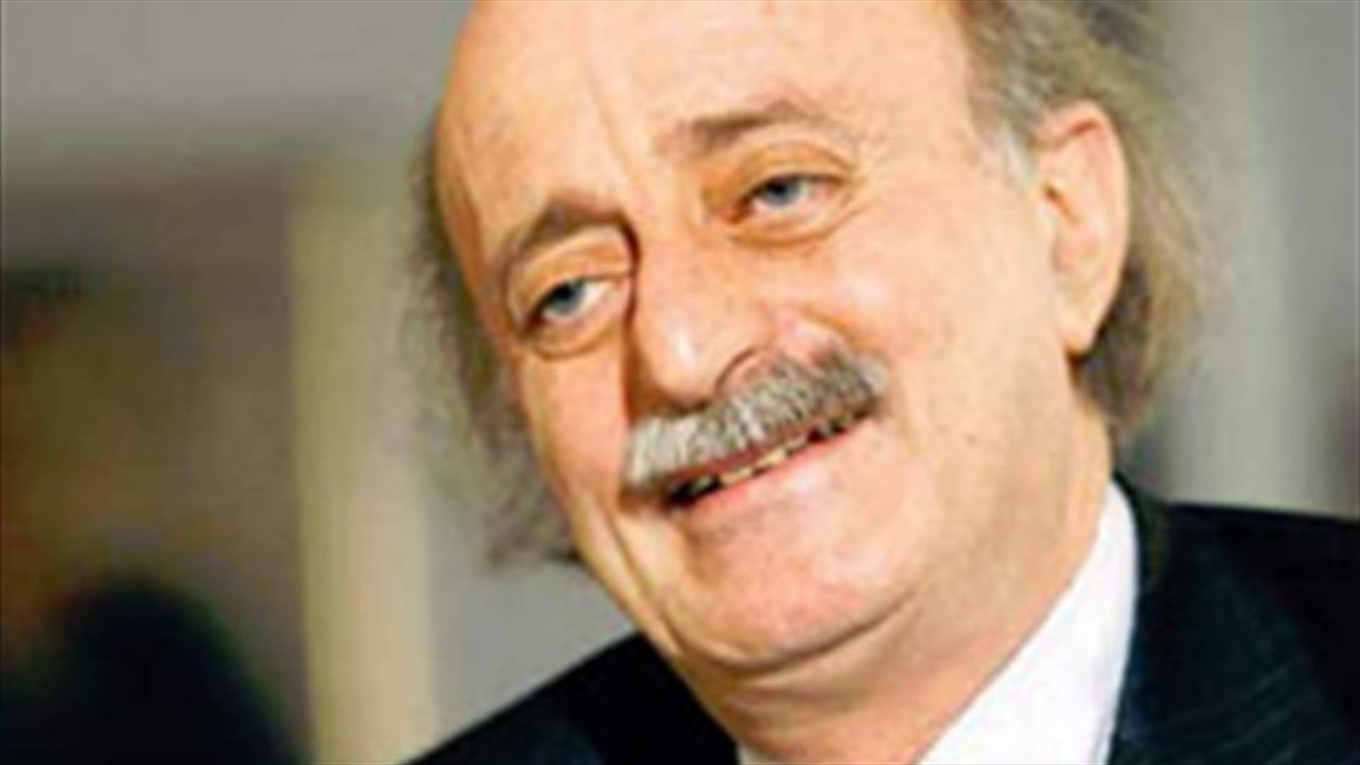 من يقصد جنبلاط بالطفيليين؟ 