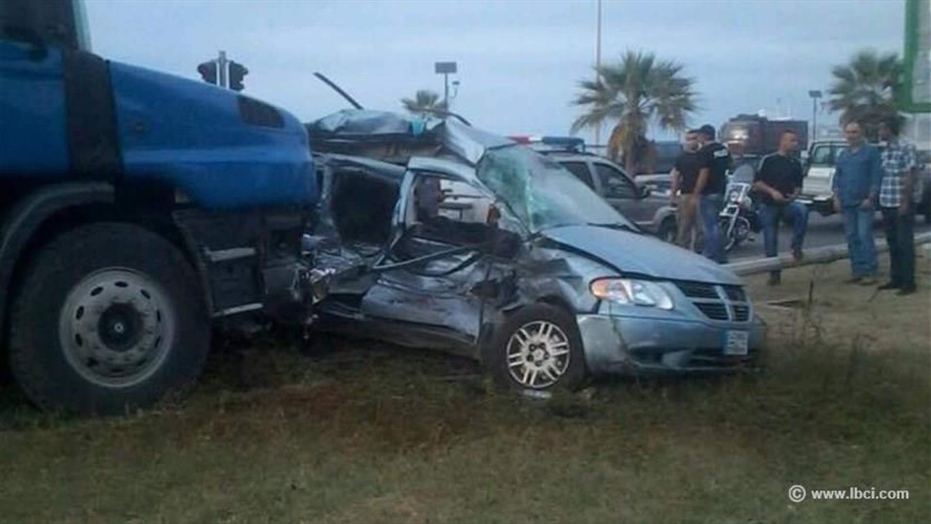 بالصور: جرح عسكريين بانقلاب آليتهم على طريق صيدا بيروت