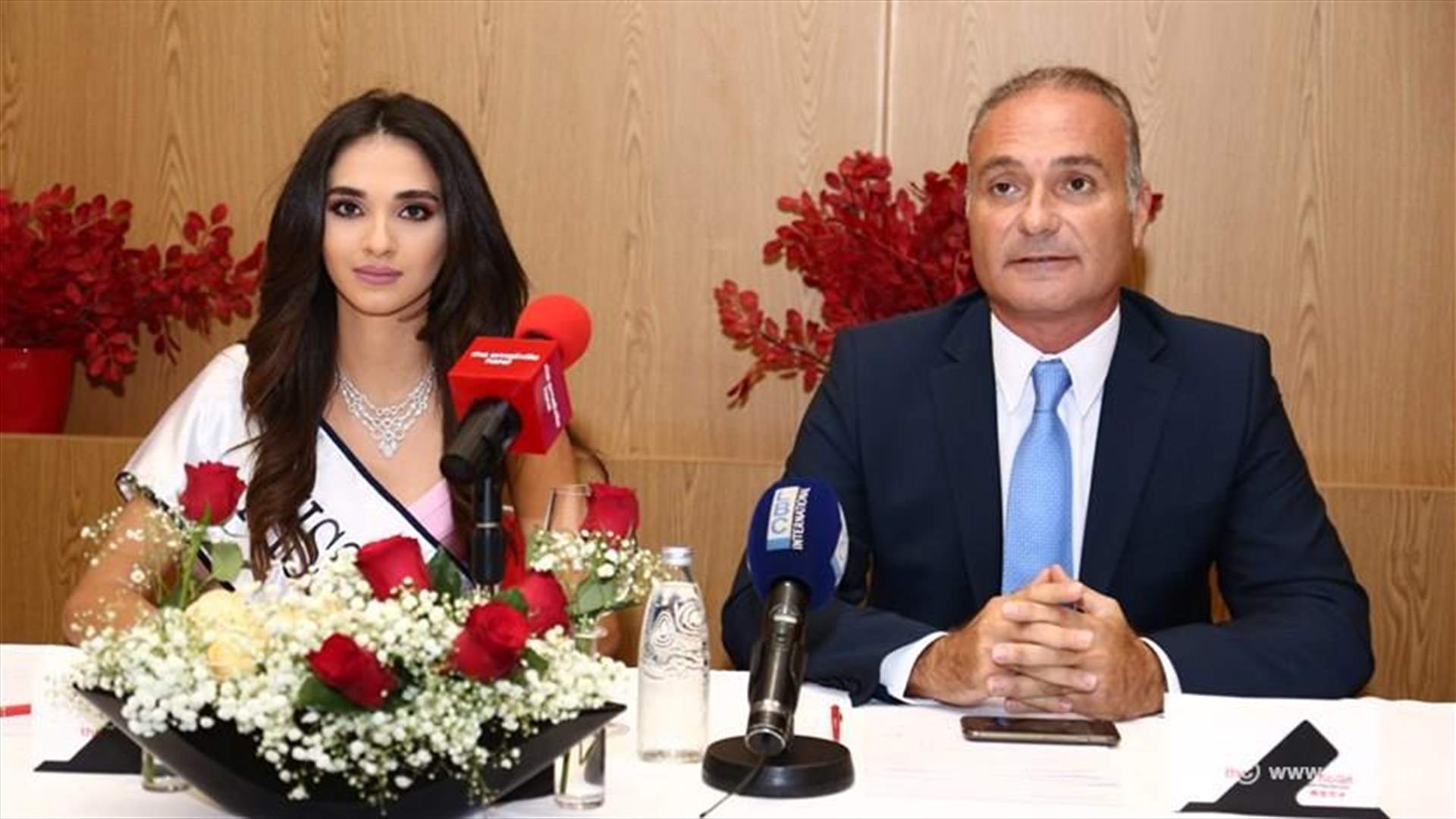 بالصور: ملكة جمال لبنان 2016 ساندي تابت تتسلّم جوائزها
