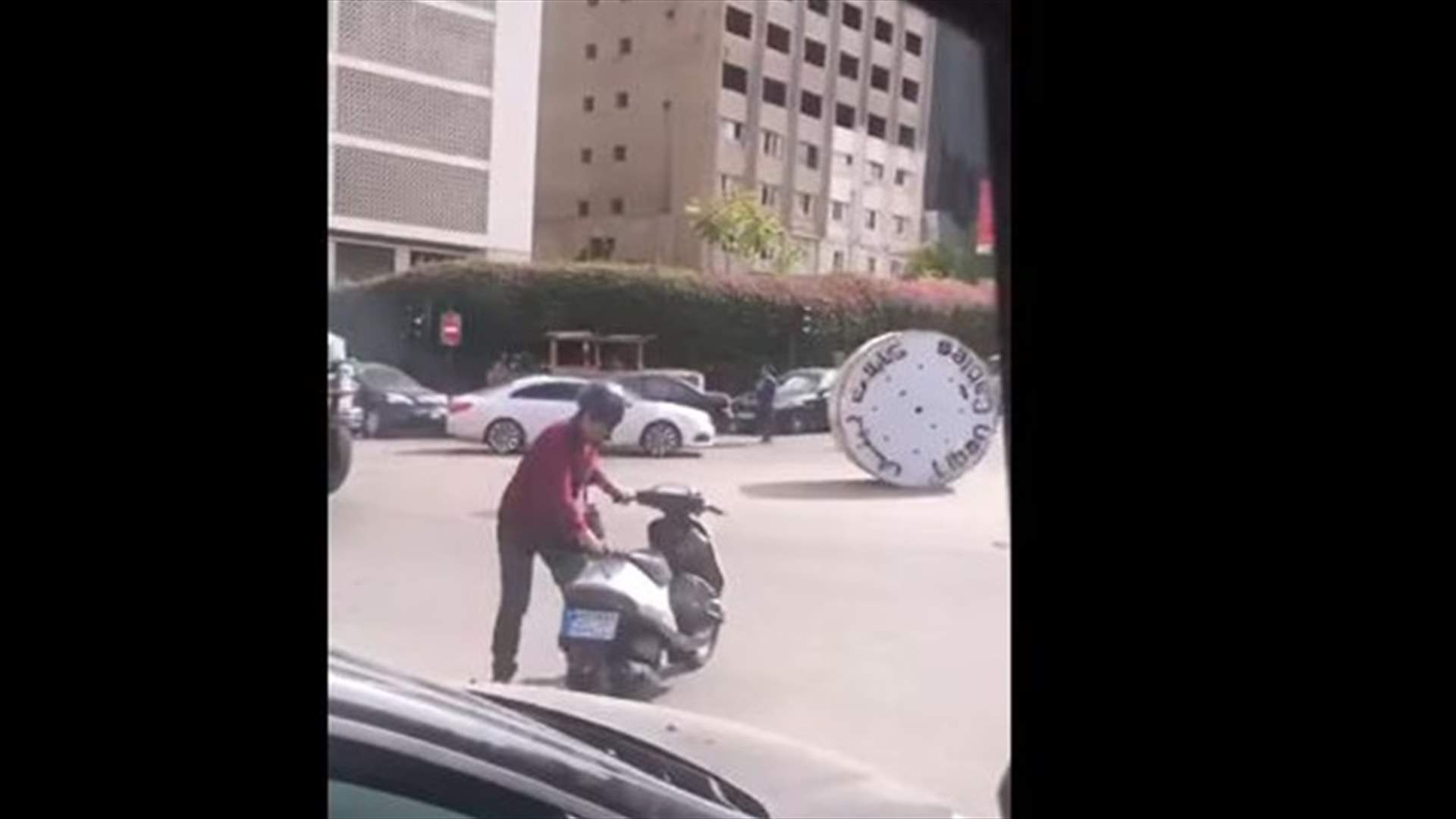 بالفيديو... مشهد غير مألوف على الطريق
