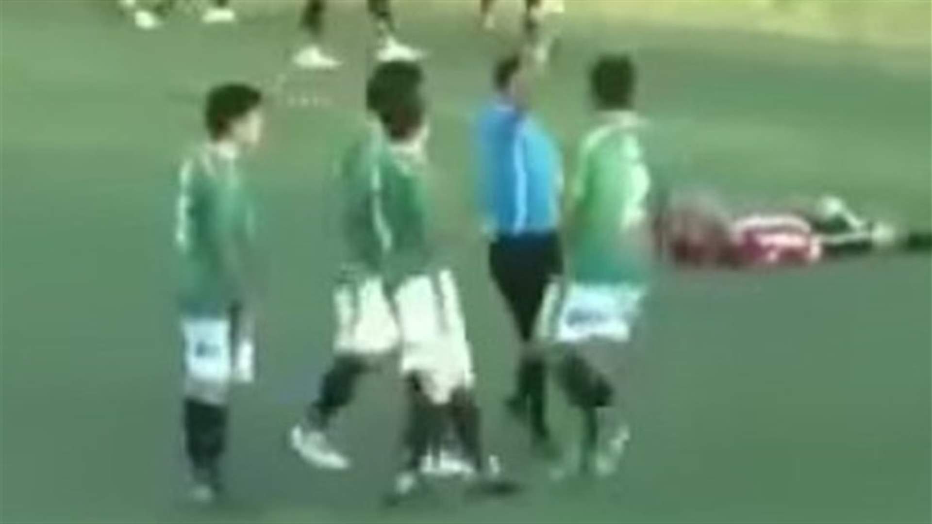 بالفيديو: أشهر البطاقة الصفراء في وجهه... فقلته بأرض الملعب!