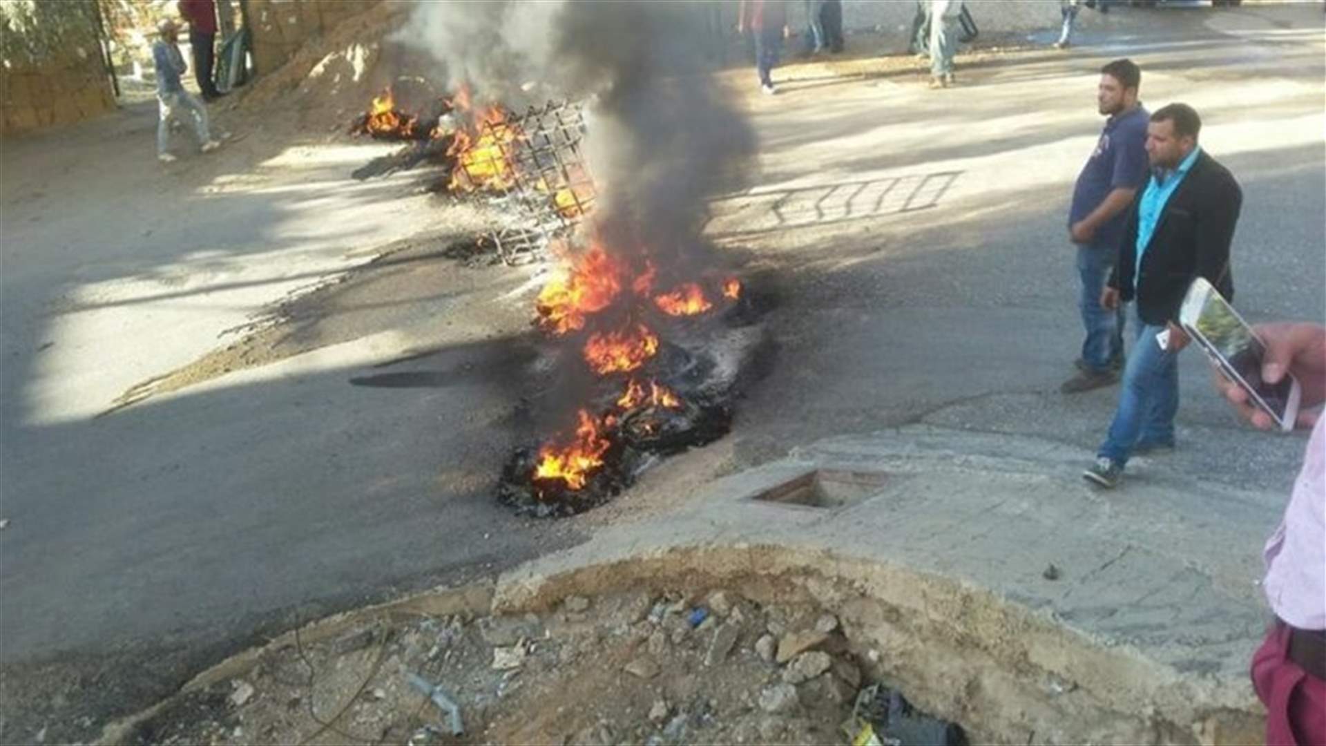 أهالي السفيرة ـ الضنية قطعوا الطريق احتجاجا 