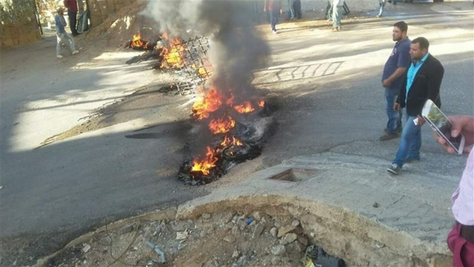 Residents block road in Donniyeh’s al-Safira town