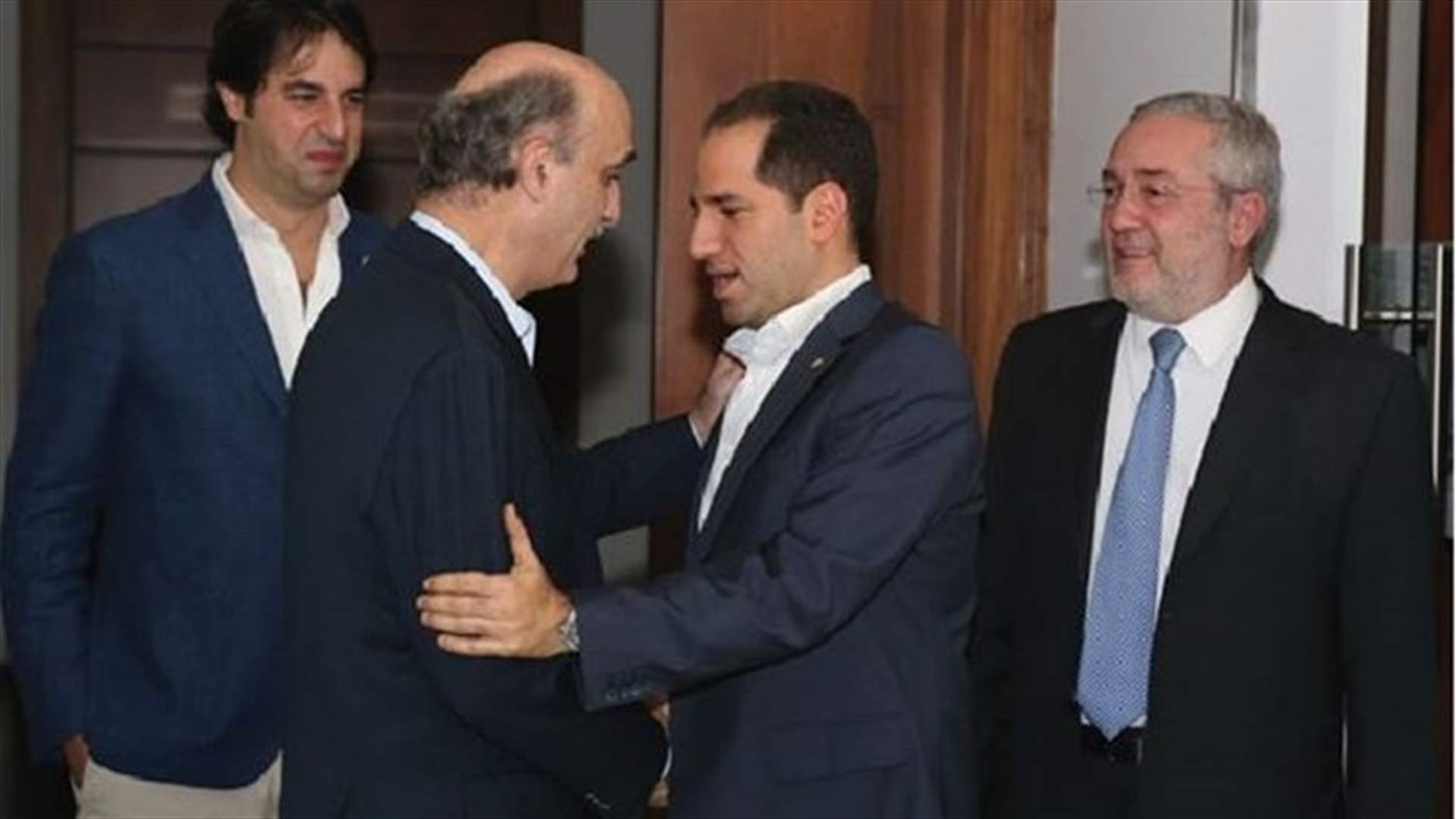 لا اتصالات بين الكتائب والقوات!