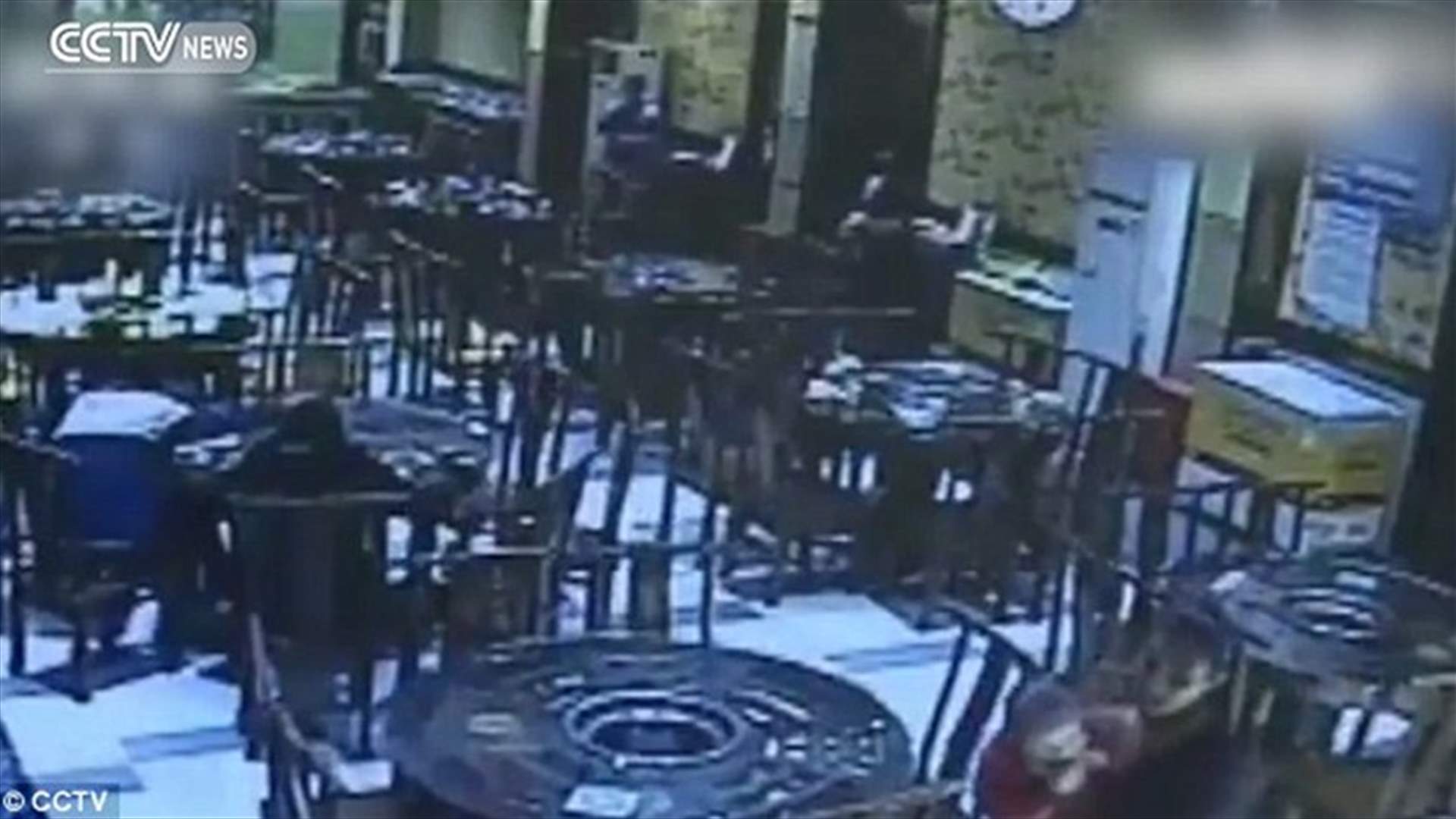بالفيديو: نادلة تخدع أماً... ماذا فعلت بطفلها الصغير؟