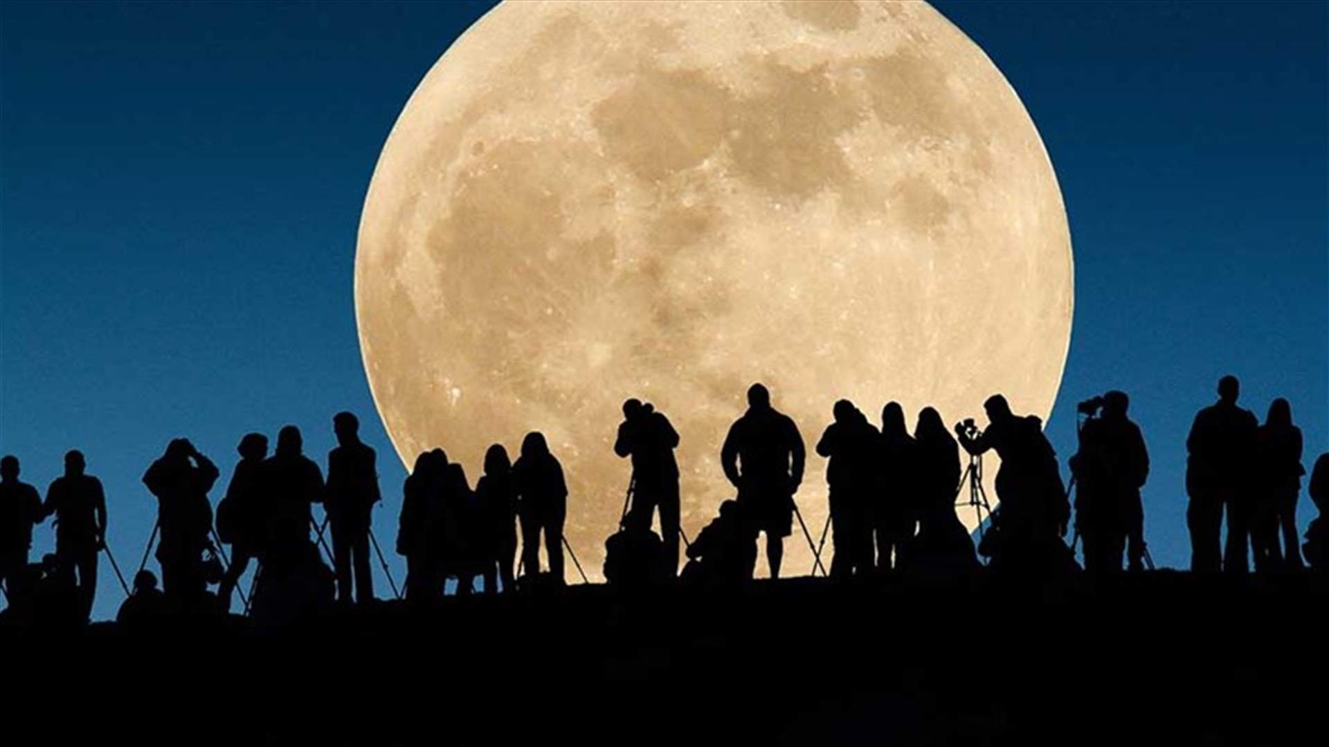 بالصور: أجمل ظهور للقمر العملاق... كما رصدته الكاميرات في لبنان!