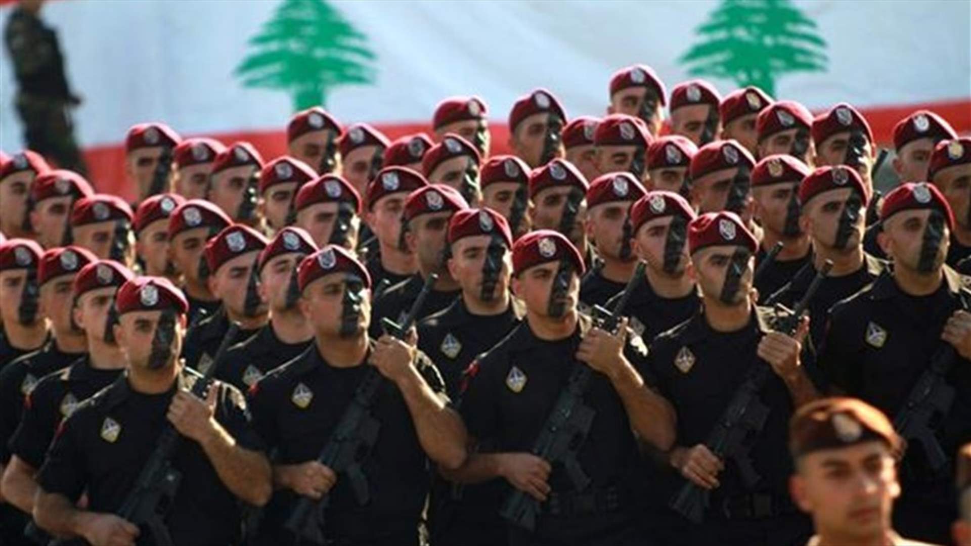 كرسيان حكوميان في عيد الاستقلال؟