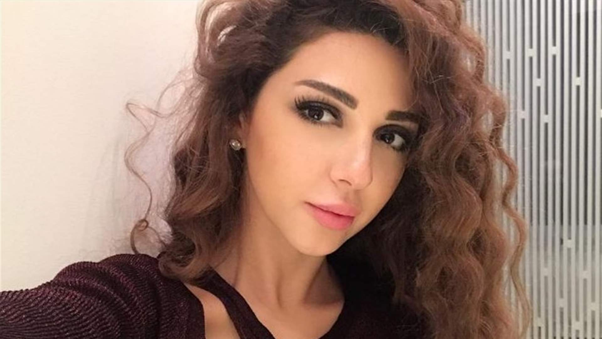 بالصور: بين السخرية والإعجاب.. حذاء ميريام فارس الضخم "6 طوابق"