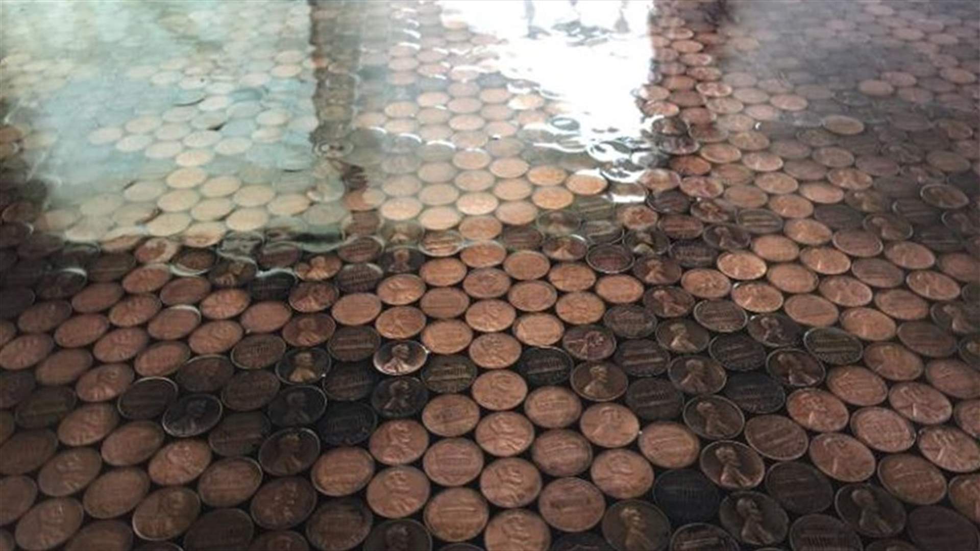 بالصور: حوّلت أرضية منزلها إلى تحفة فنيّة مستخدمة العملات المعدنيّة