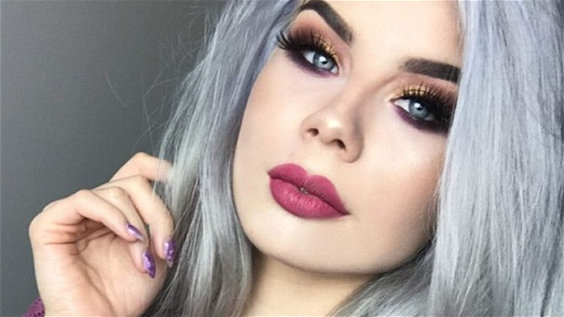 استخدمت الماكياج لتخفي عيوب بشرتها... اليكم صورها!