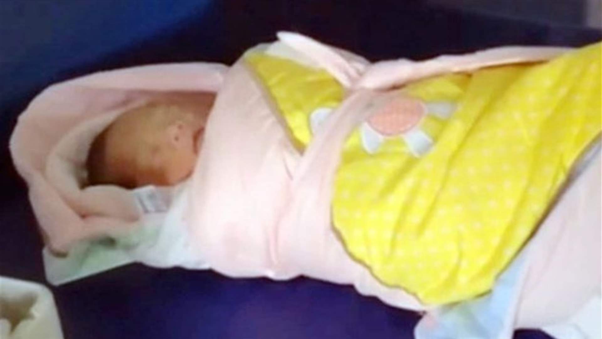 بالفيديو: تخلّت عن رضيعتها بعد ساعة على ولادتها... 