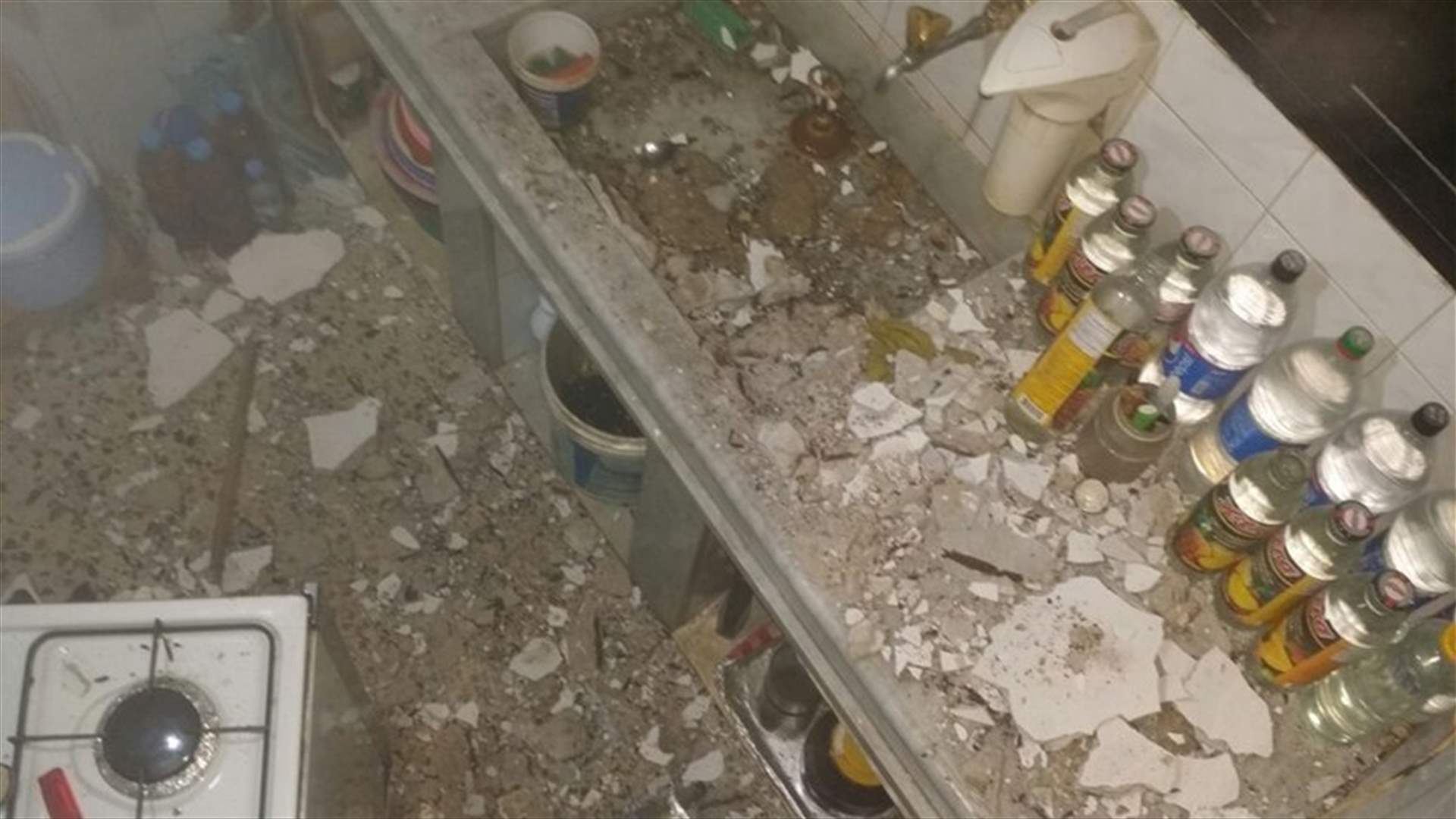 في عين الحلوة... انهار سقف المطبخ عليها