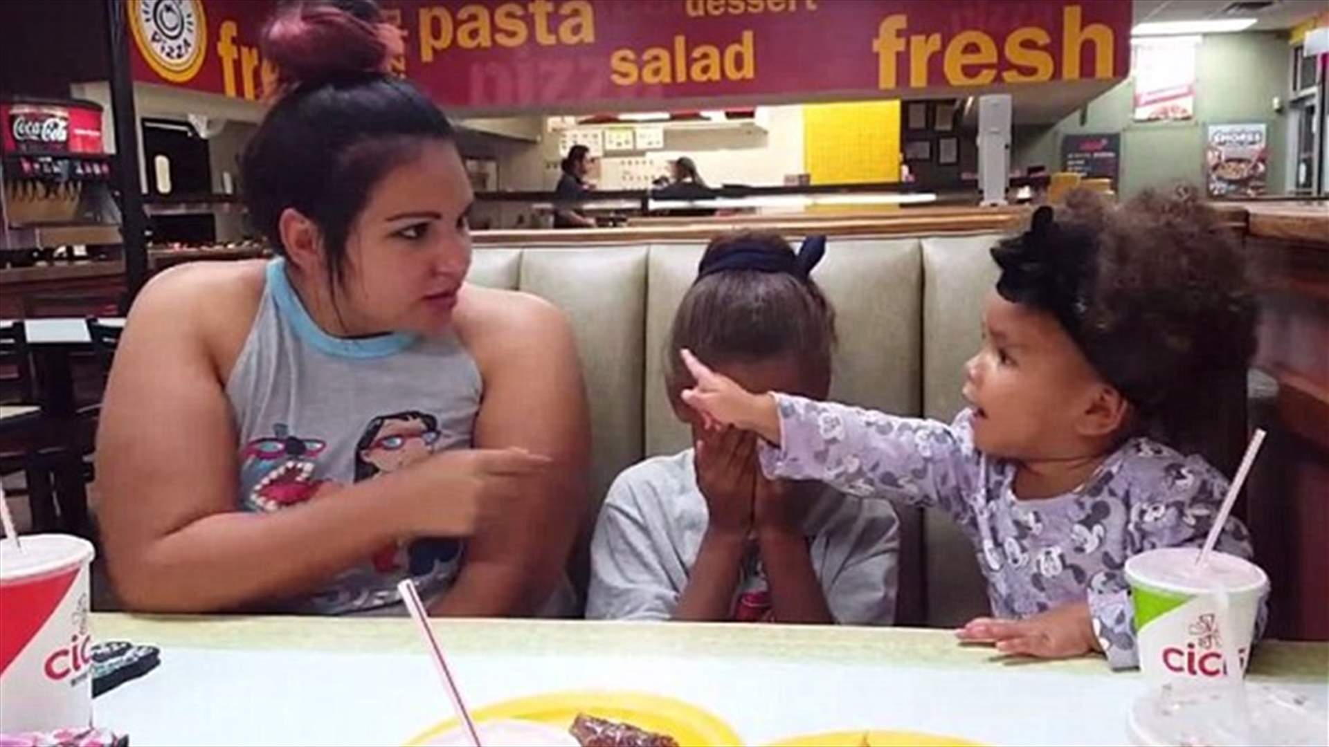 فيديو طريف... طفلة صغيرة تحمي شقيقتها من توبيخ الوالدة