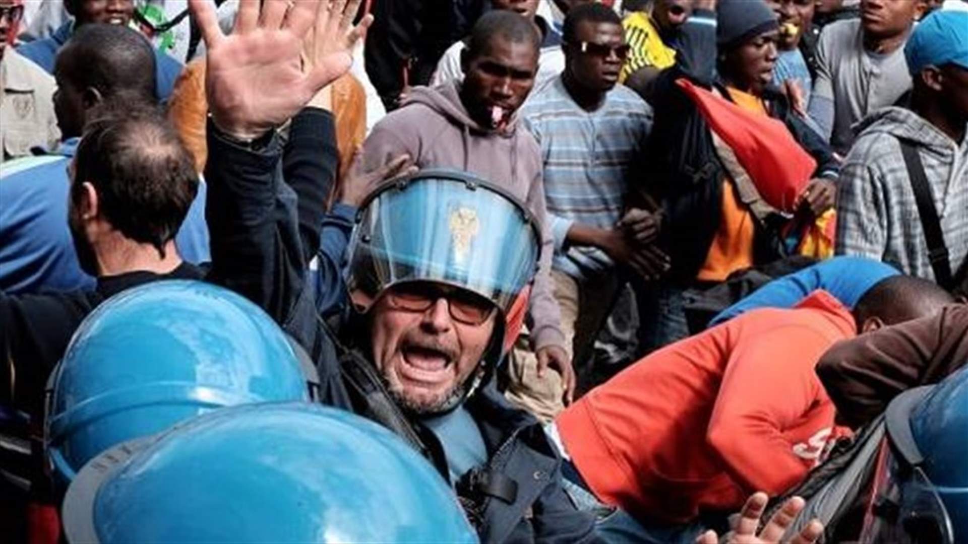 ليلة ثانية من الاضطرابات في مخيم للمهاجرين في خيوس اليونانية