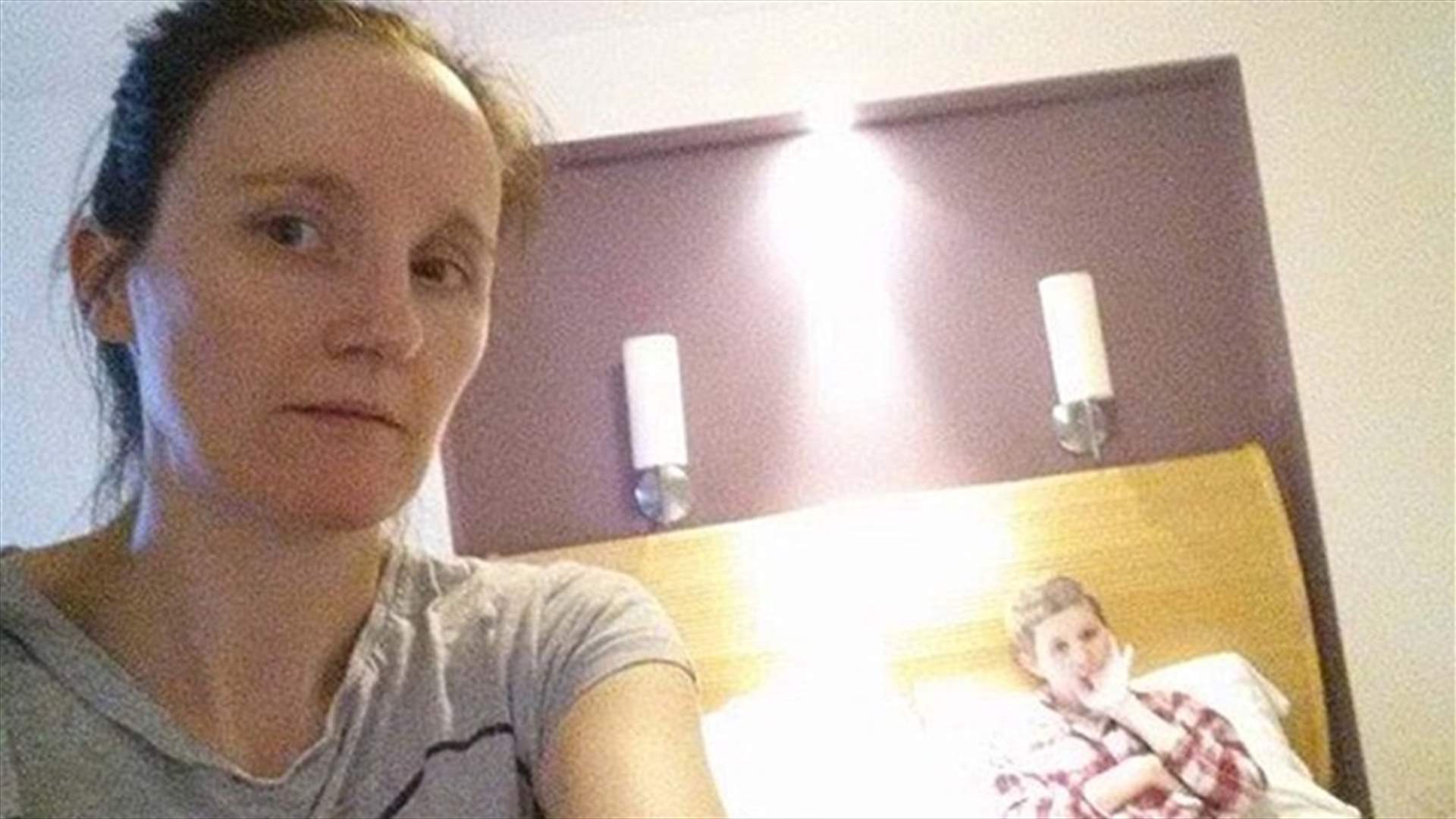 التقطت سيلفي مع ابنتها على فراش الموت... فماذا ظهر فيها؟
