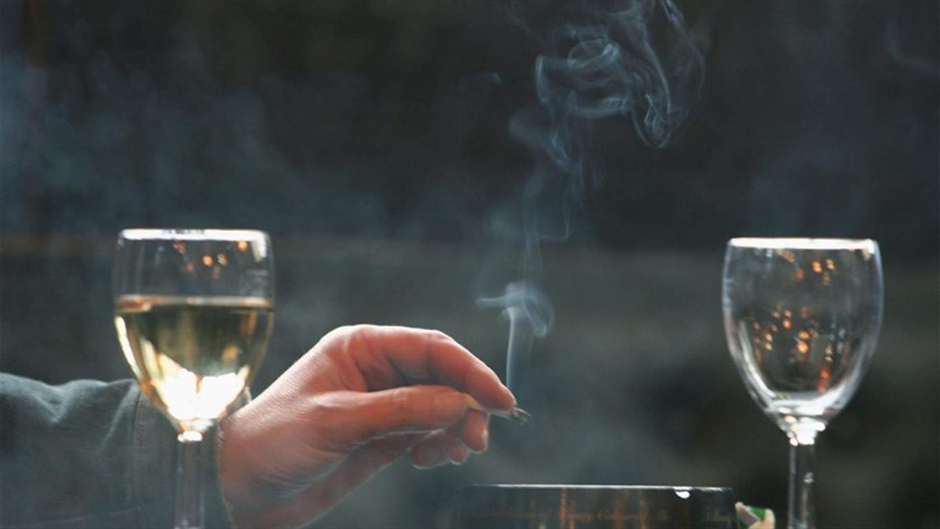 شرب النبيذ يُخفّف من آثار التدخين السلبية!