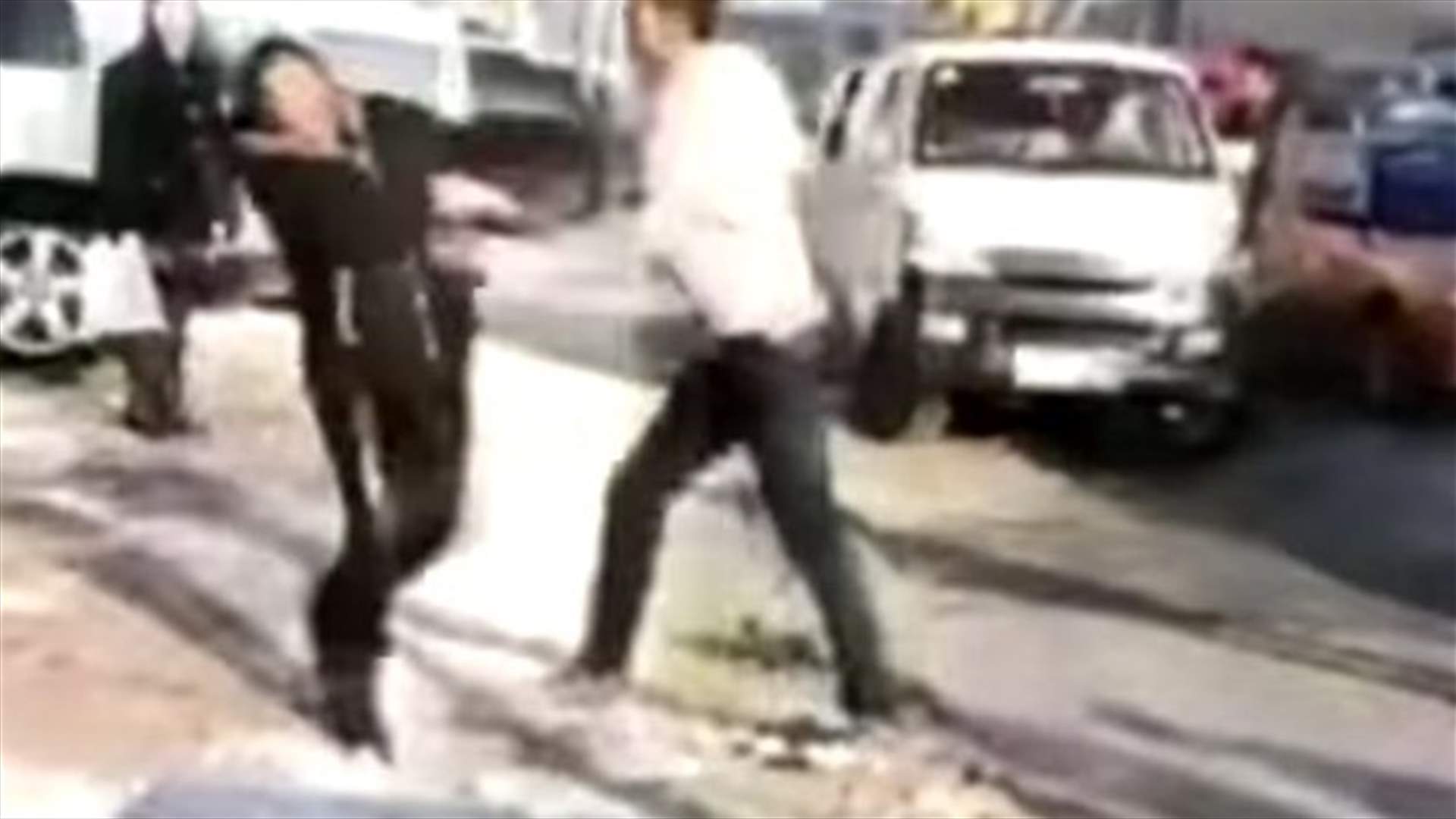 بالفيديو: شاب يضرب أهله أمام أعين المارة لسببٍ "ولا أسخف"!