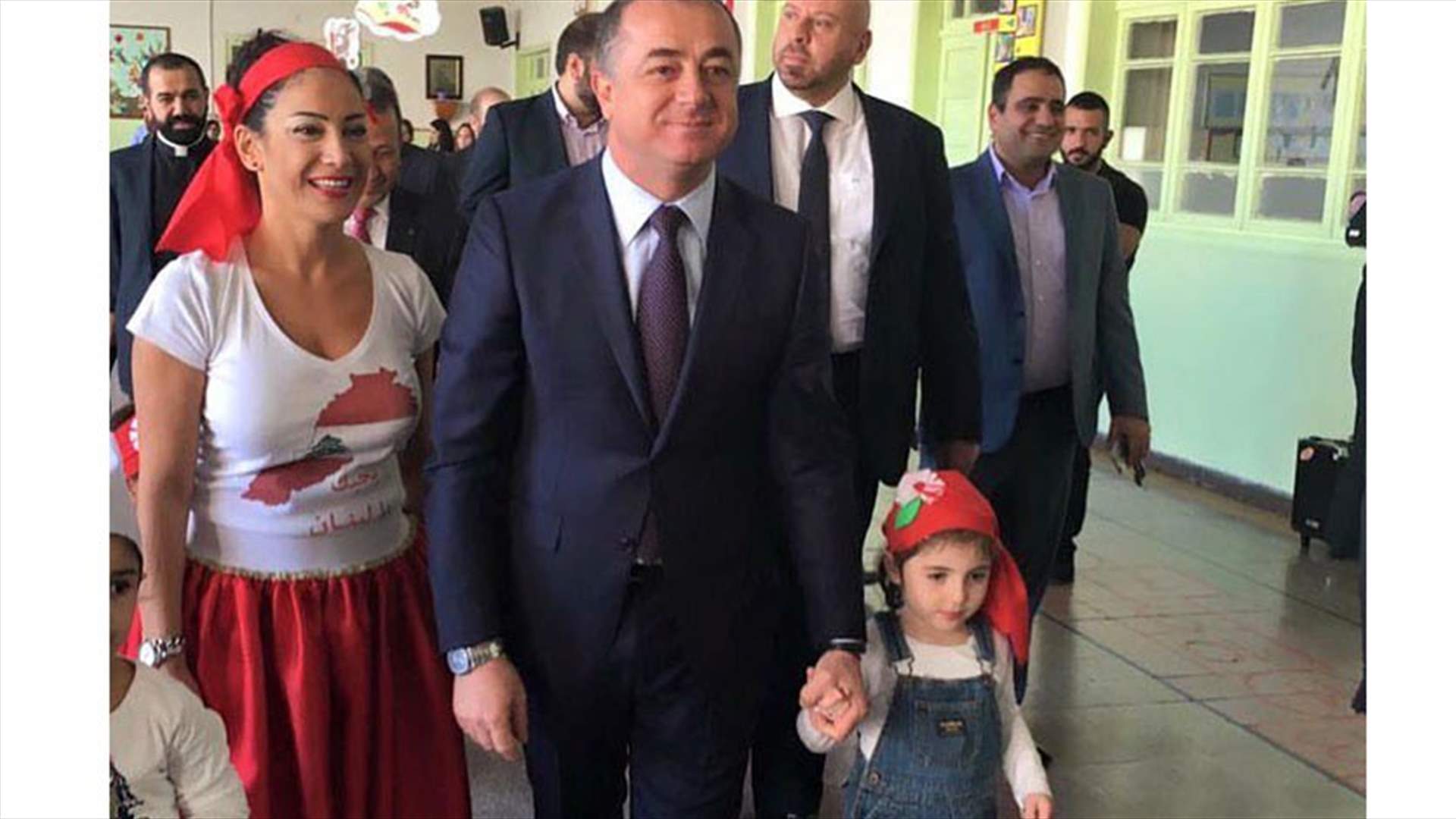 بالصور - ماذا تريد هذه الطفلة من بو صعب؟