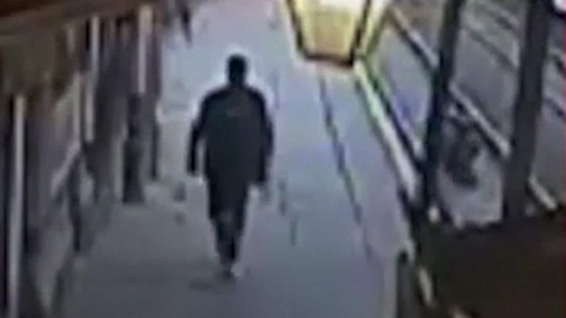بالفيديو: دفعه نحو سكّة الحديد قبل ثوانٍ من مرور هذا القطار