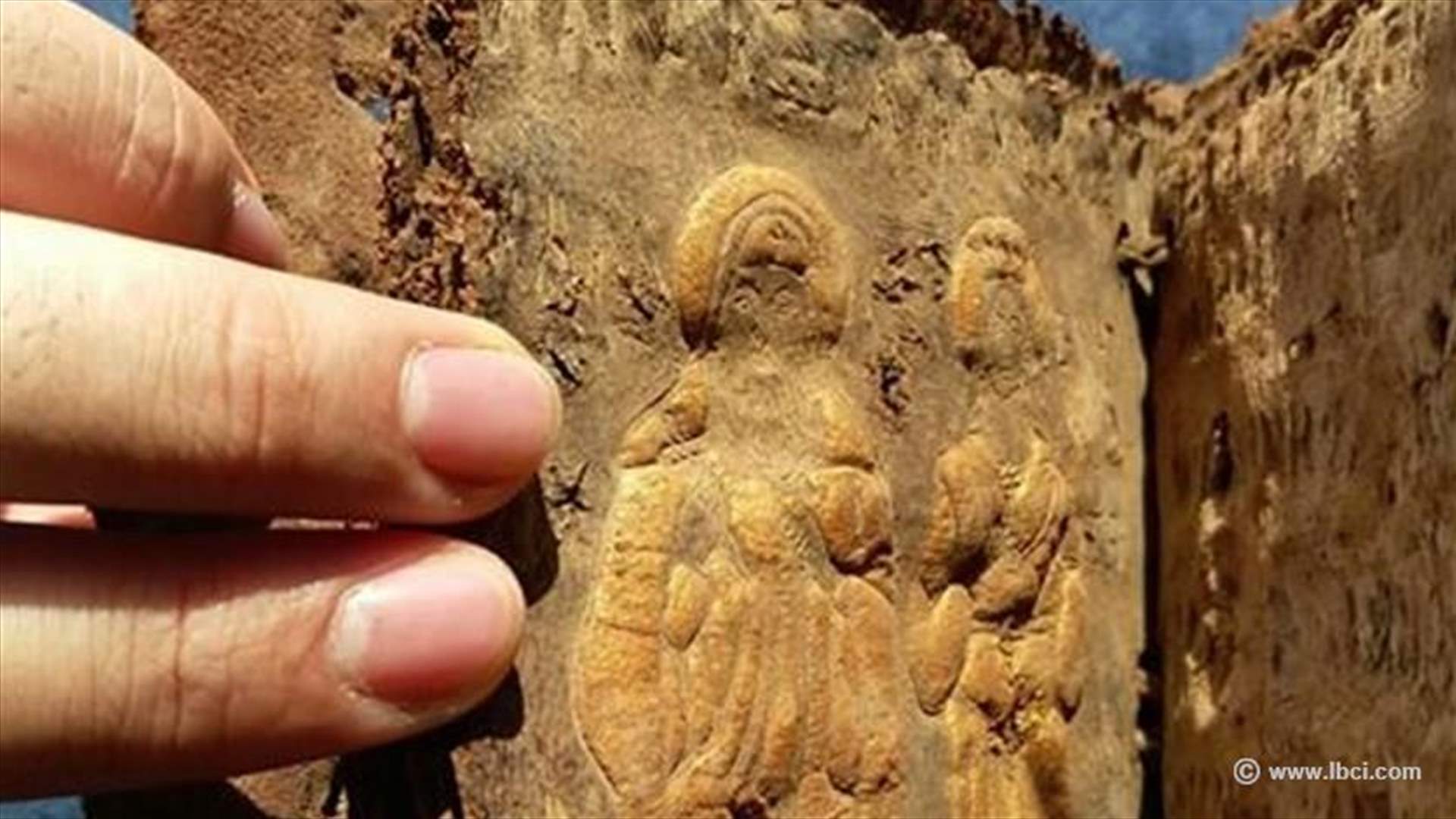 بالصور- محاولة تهريب وبيع انجيل مذهب في بعلبك مسروق من كنيسة معلولا 