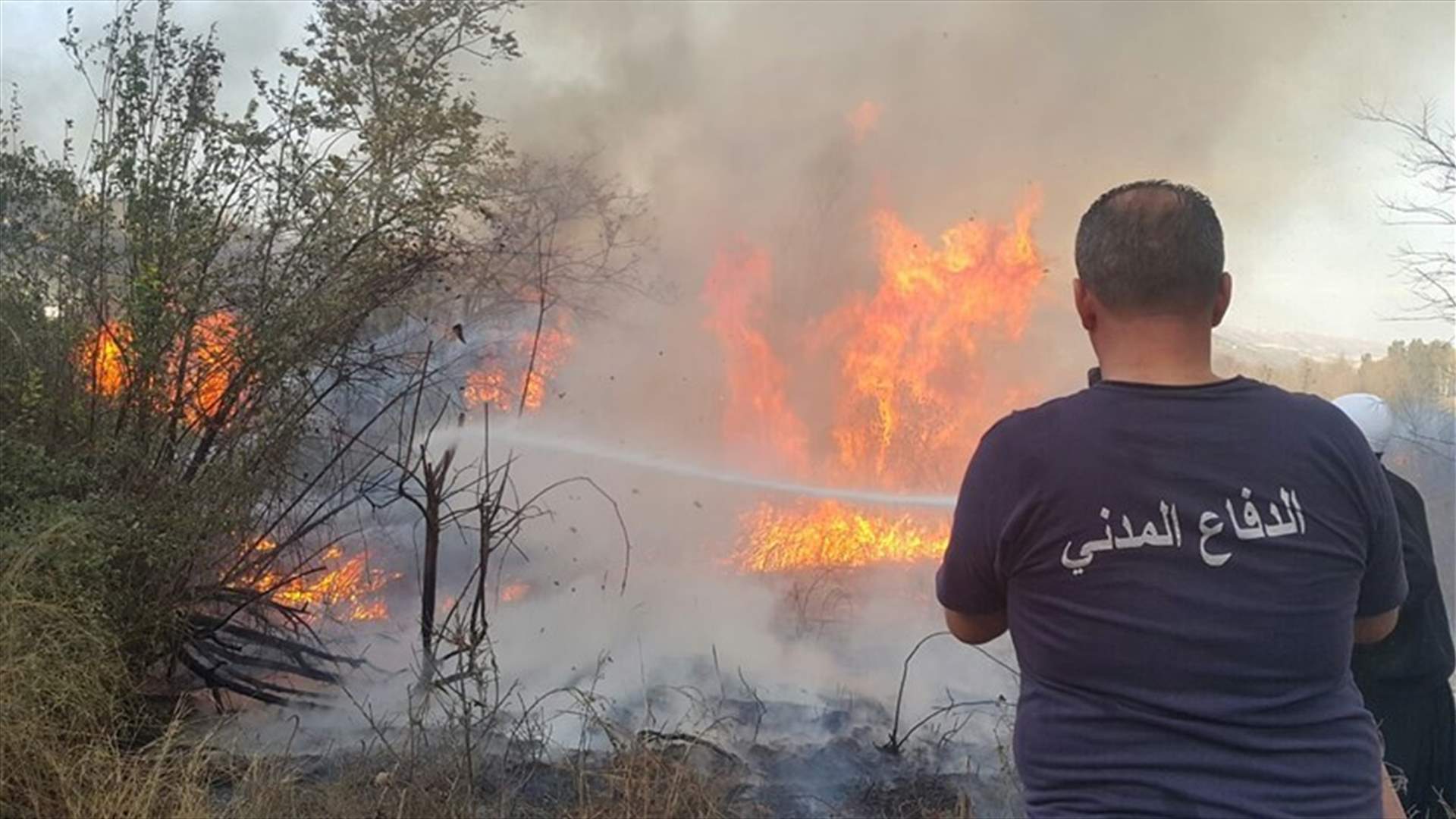 Huge fire erupts in Souk al-Khan