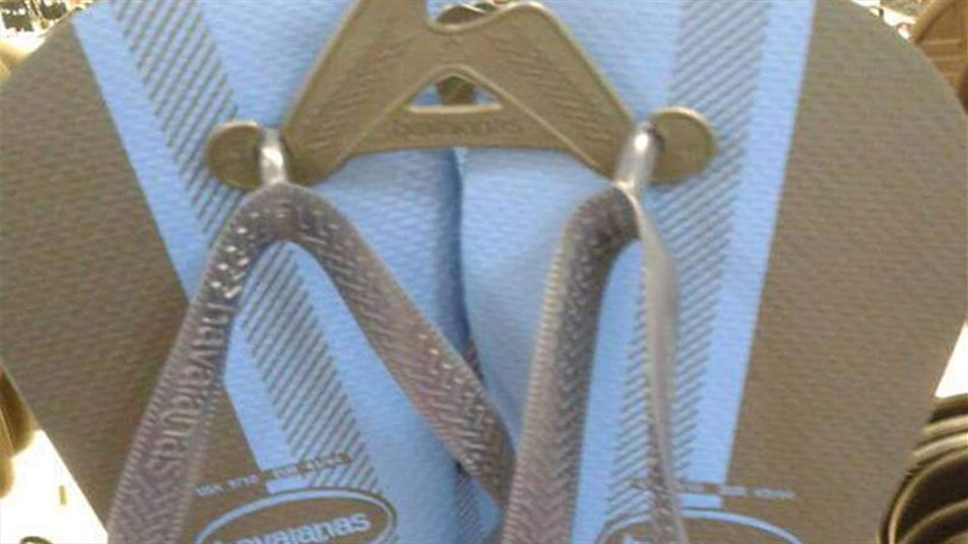 صورة لـ Flip Flop تحيّر رواد الانترت... فما لونه؟