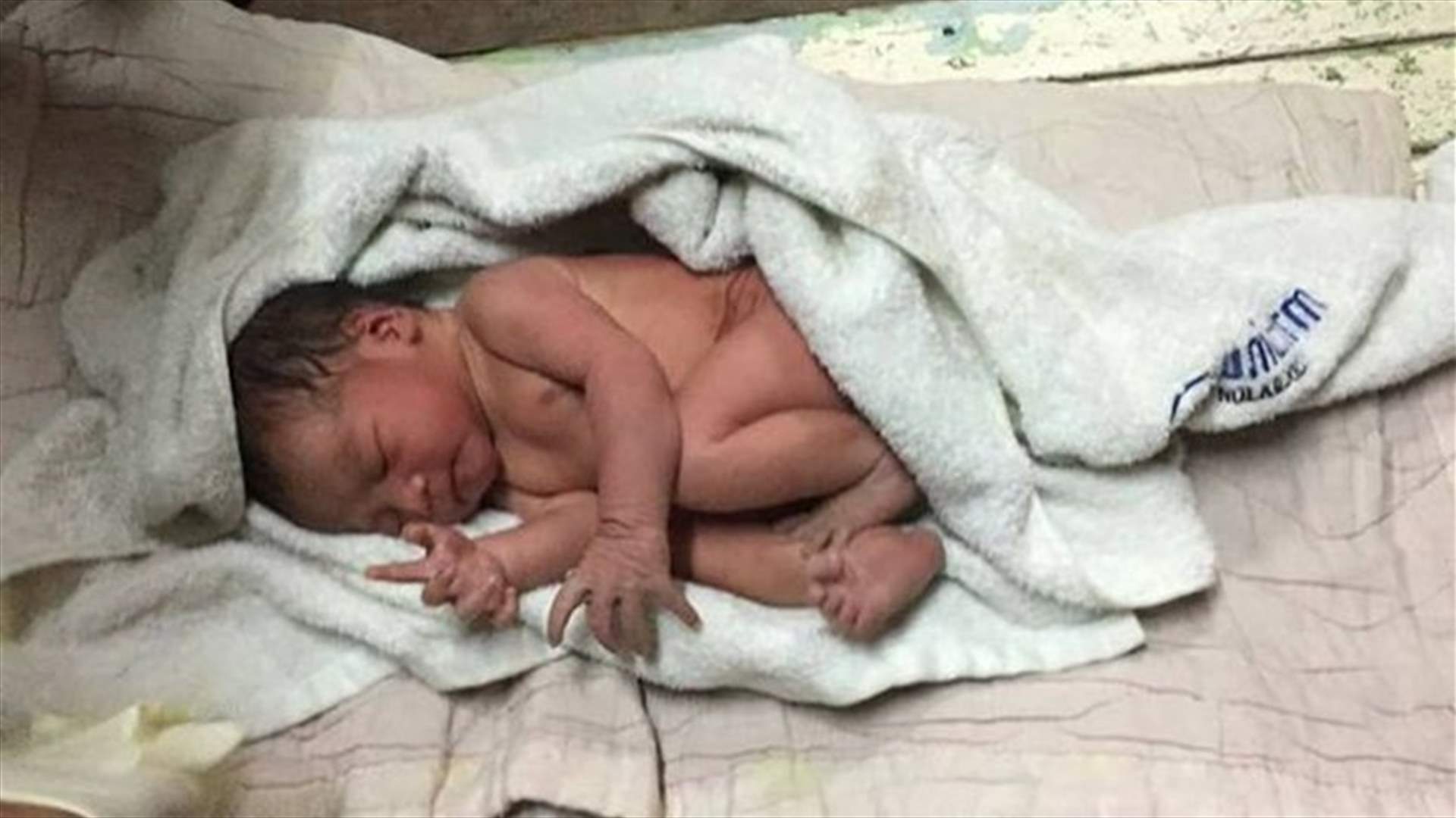 بالفيديو: طفلة حديثة الولادة متروكة بحبلها السريّ على عتبة منزل...