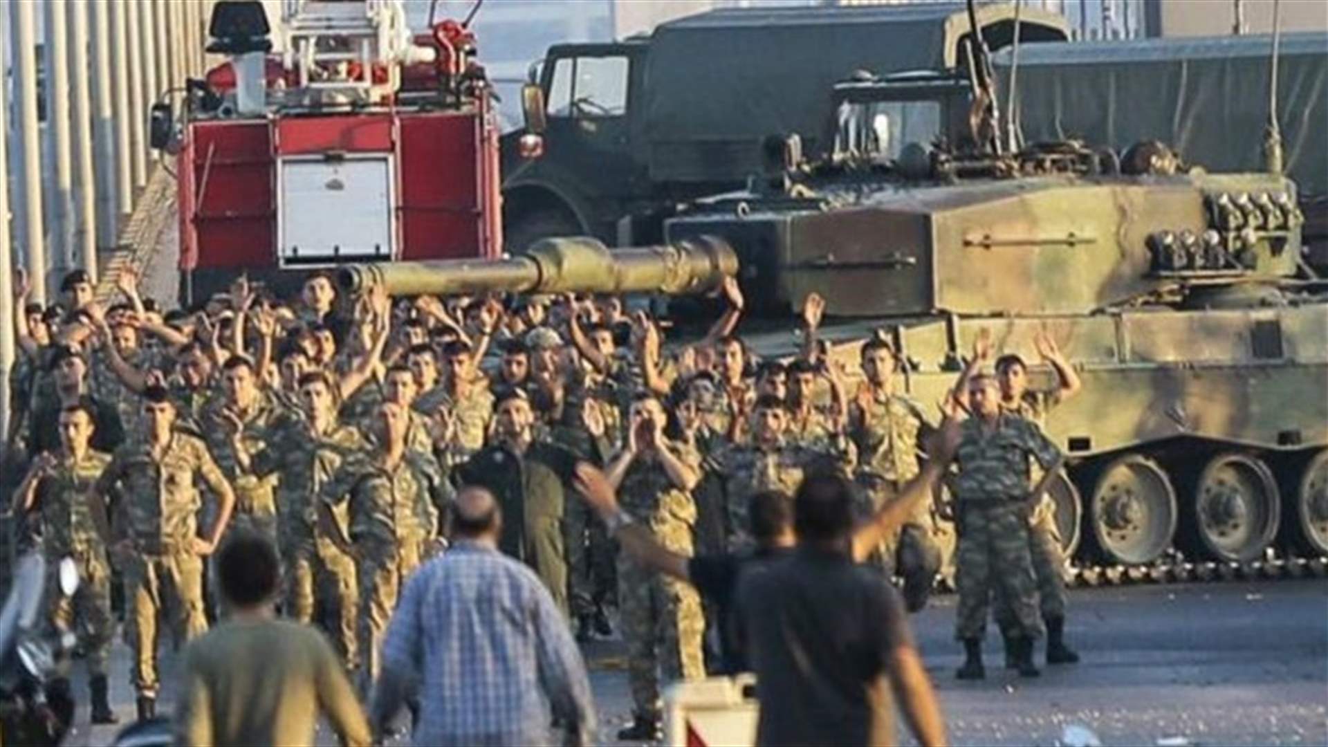 تركيا تعزل قرابة 15 ألفا آخرين في تحقيق بعد محاولة الانقلاب