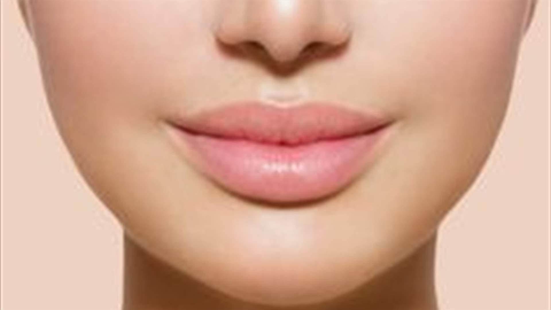 كيف تحصلين على شفتين ممتلئتين بطريقةٍ طبيعية؟ 