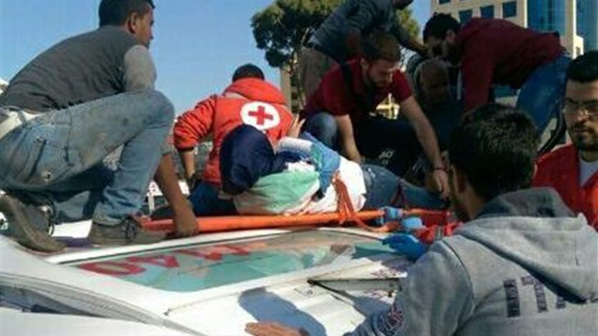 بالصور- تفاصيل الحادث الذي أدى الى إصابة 3 مسعفين من الصليب الأحمر اليوم